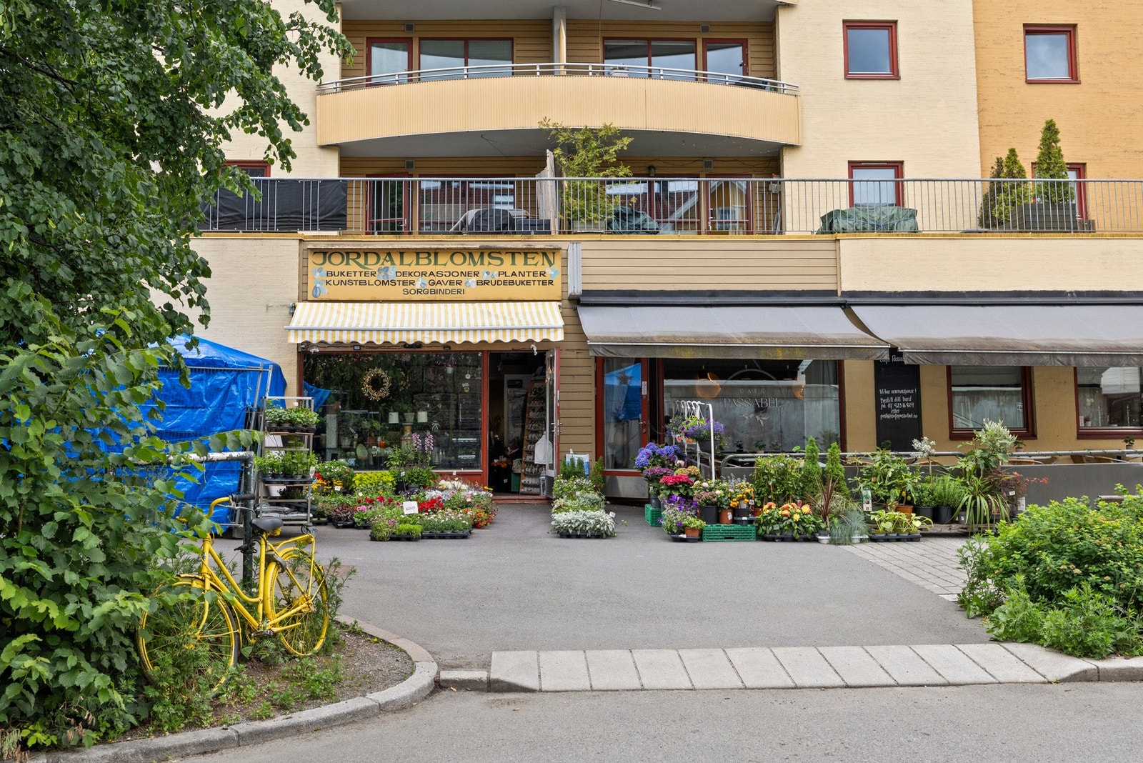 Blomsterbutikken på Jordal "Jordalblomsten" tilfører sjarm og grønne innslag, og gir enkel tilgang til friske blomster og planter Galleribilde
