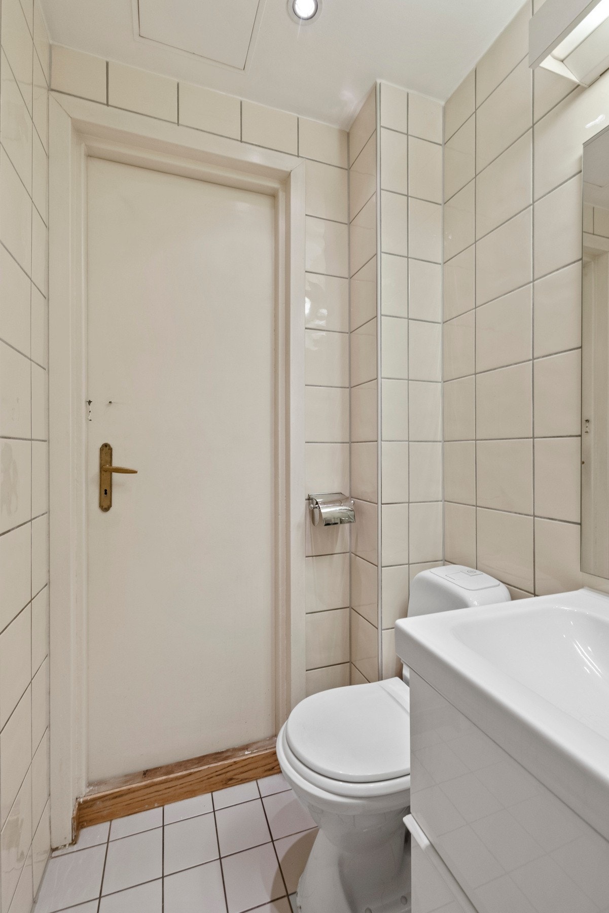 Badet har flislagt gulv og vegger, samt downlights i himling. Vegghengt servant og overhengt belysning Galleribilde