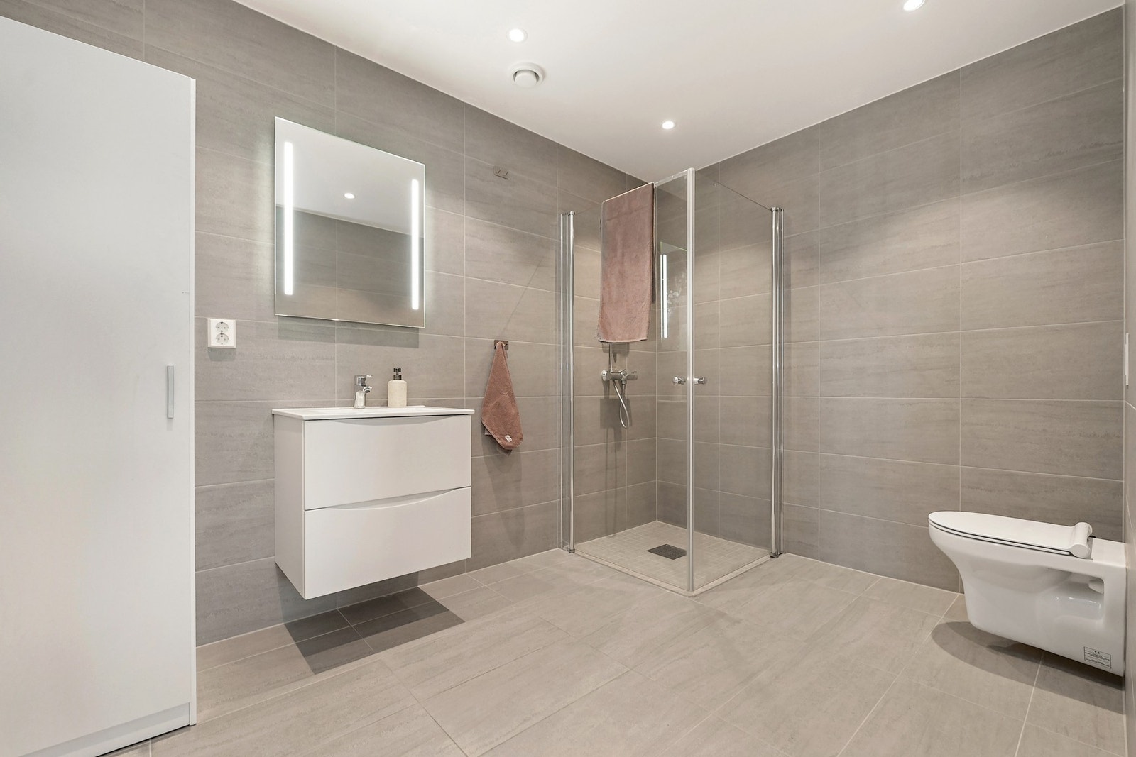 Romslig bad med moderne innredning og god plass. Galleribilde