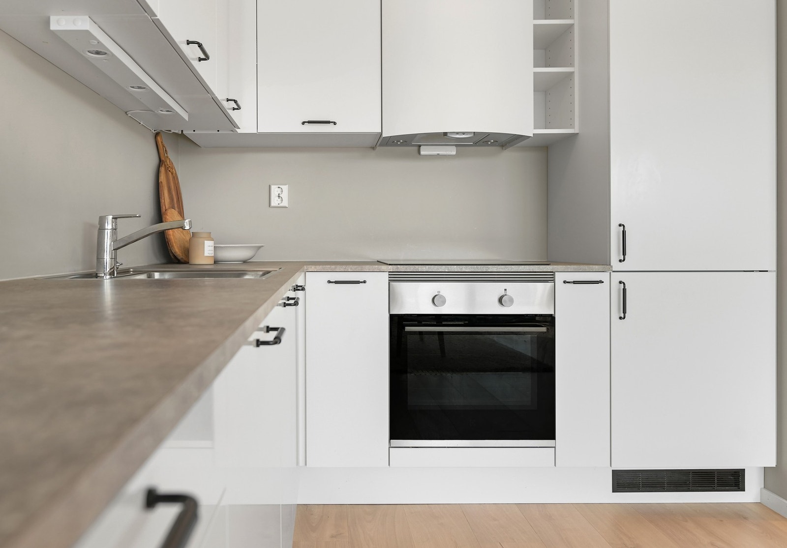 Kjøkkenet er både funksjonelt og pent, med smarte løsninger for oppbevaring. Galleribilde