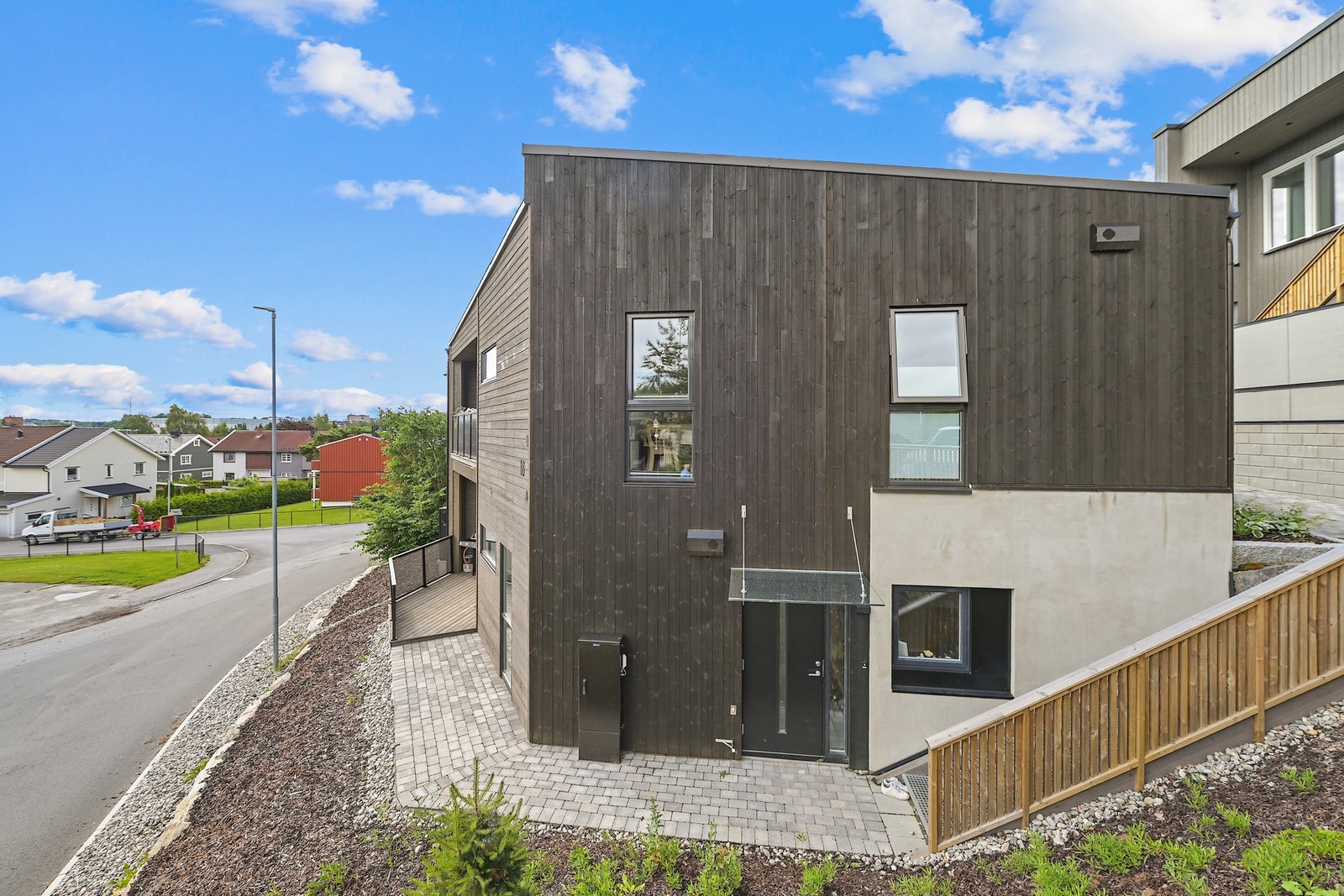 Her ser du inngangsparti og veranda nede til venstre. Galleribilde