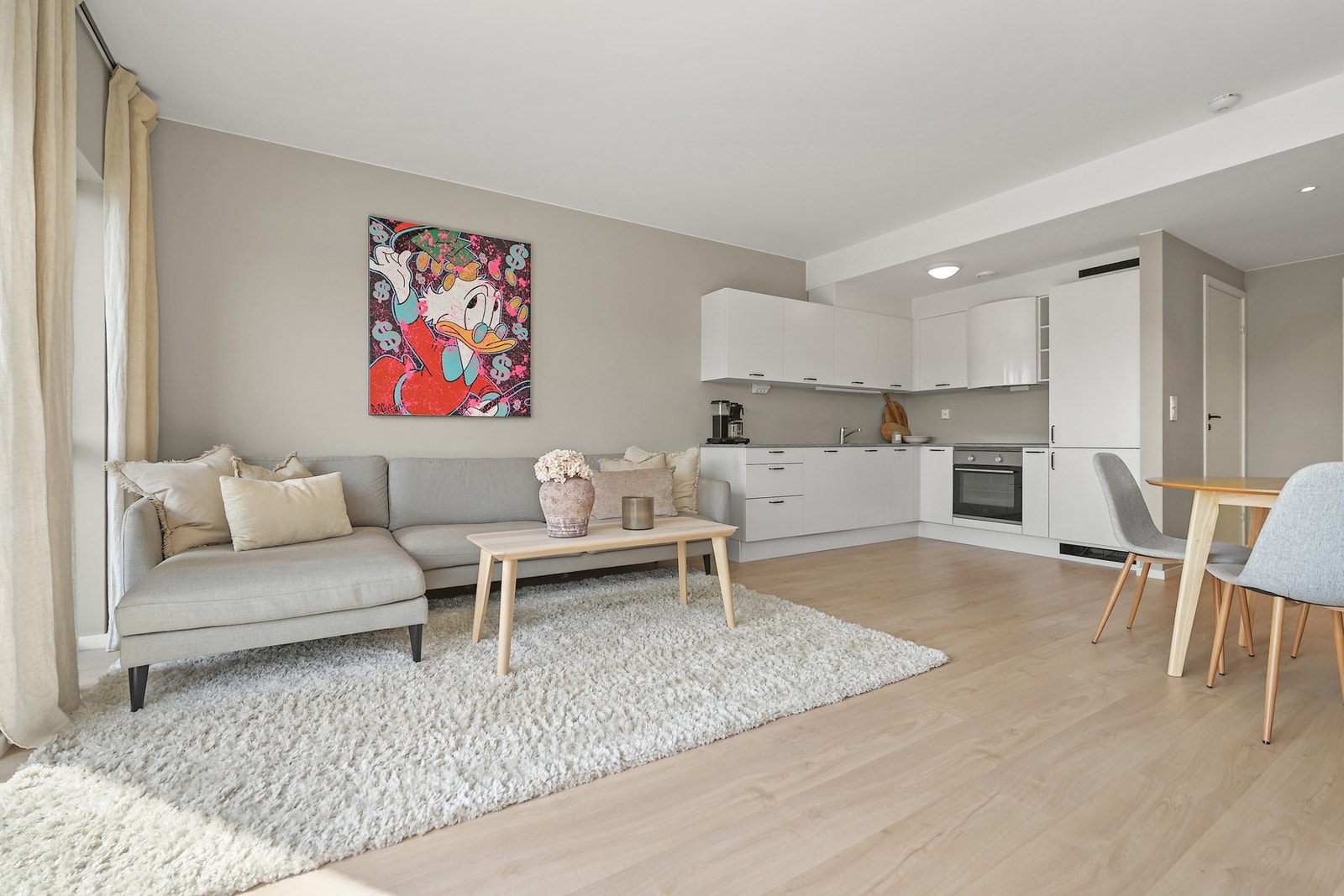 Romslig oppholdsrom som gjør det enkelt å innrede etter egen stil. Galleribilde