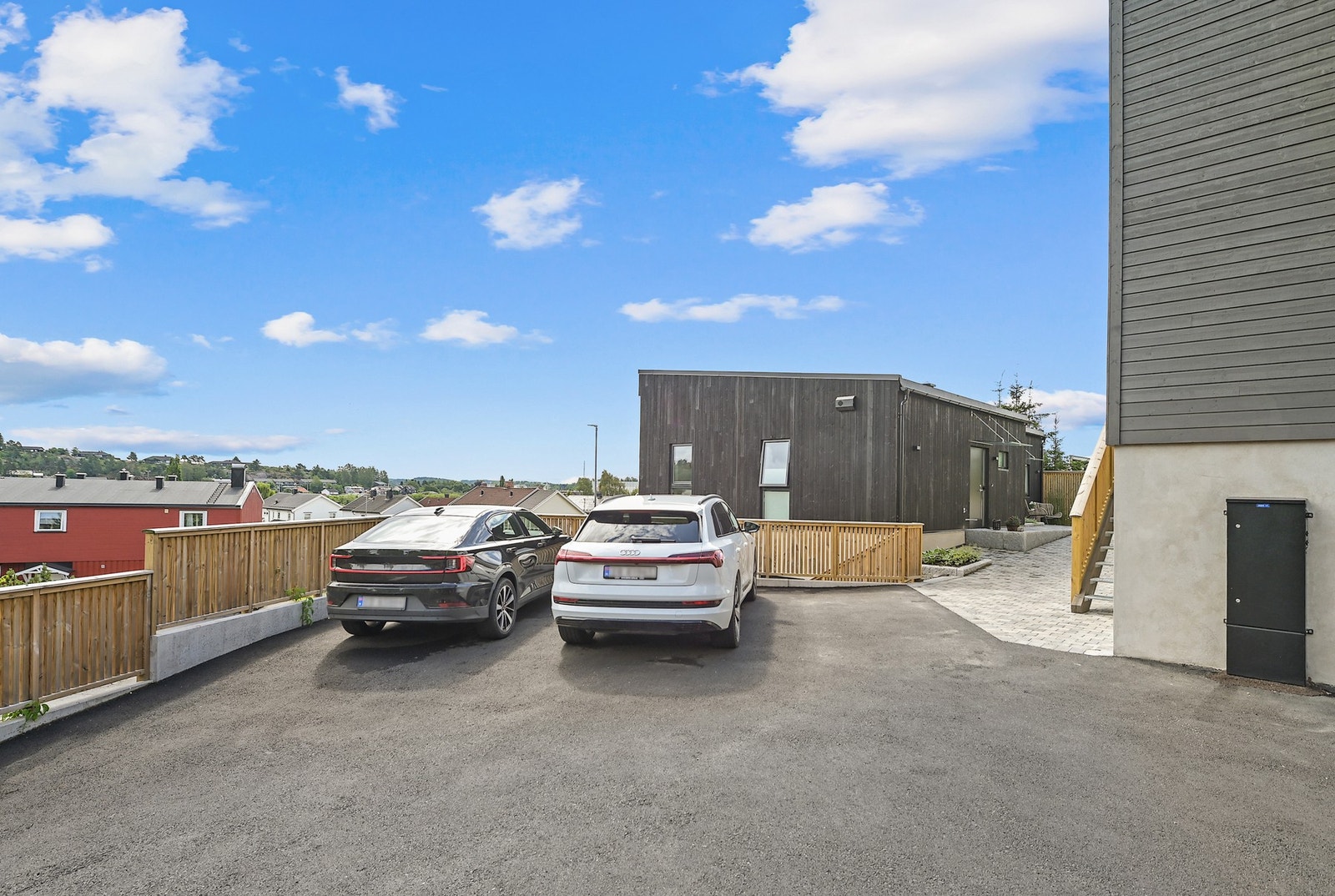 Asfaltert oppkjørsel med parkeringsplass. Galleribilde