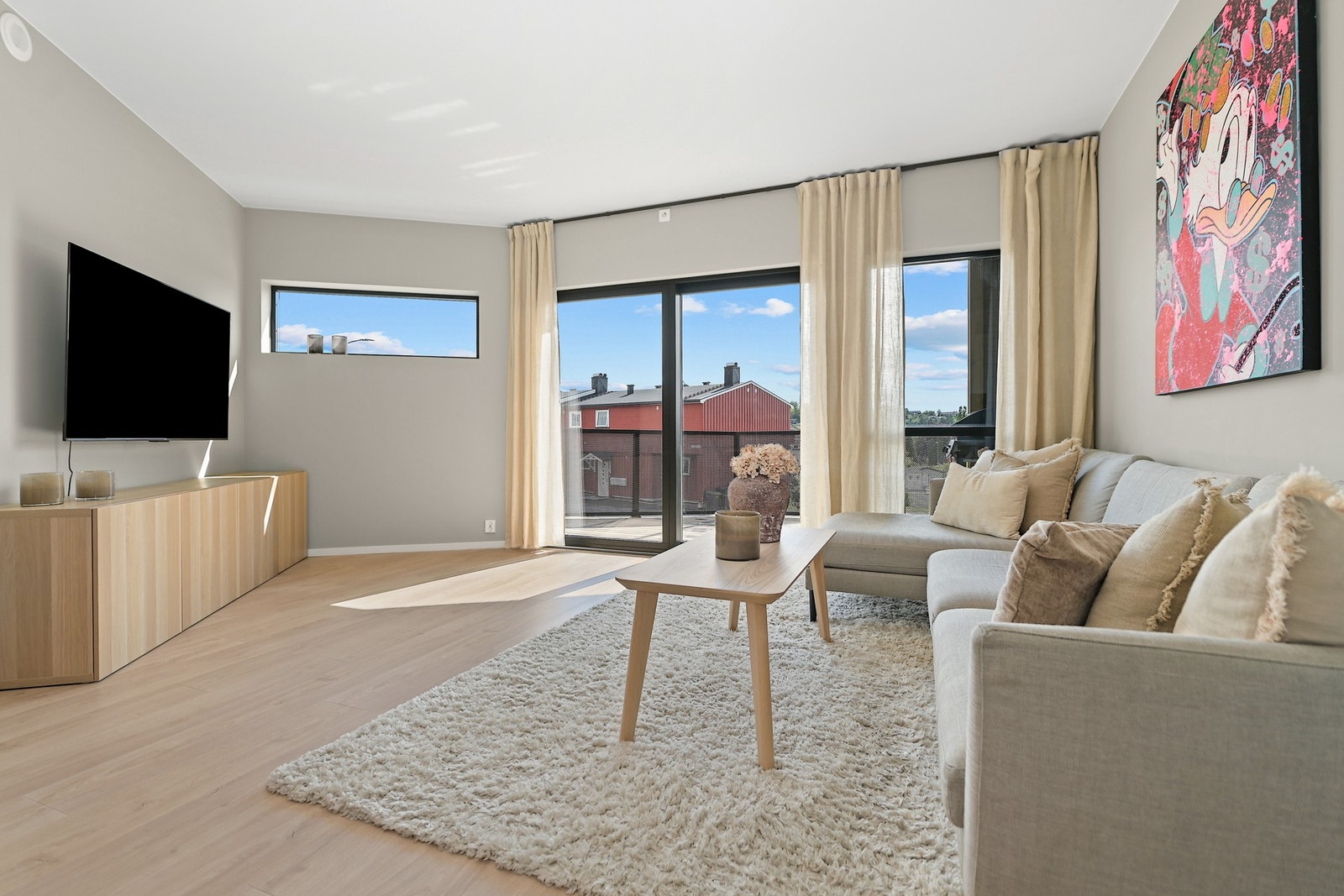 Moderne uttrykk med lyse vegger og laminatgulv. Galleribilde