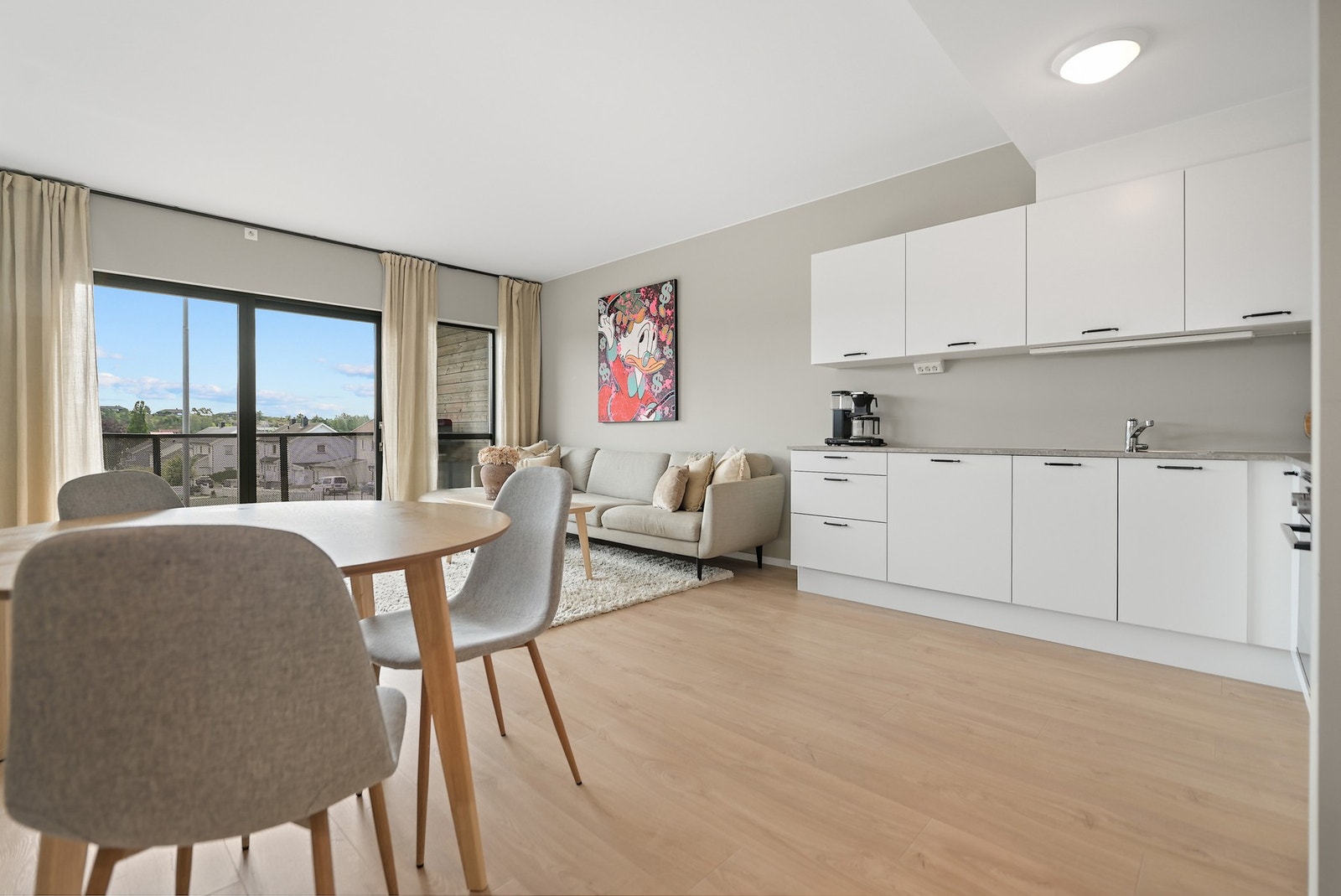 Moderne kjøkkenløsning i åpen løsning mot stue. Galleribilde