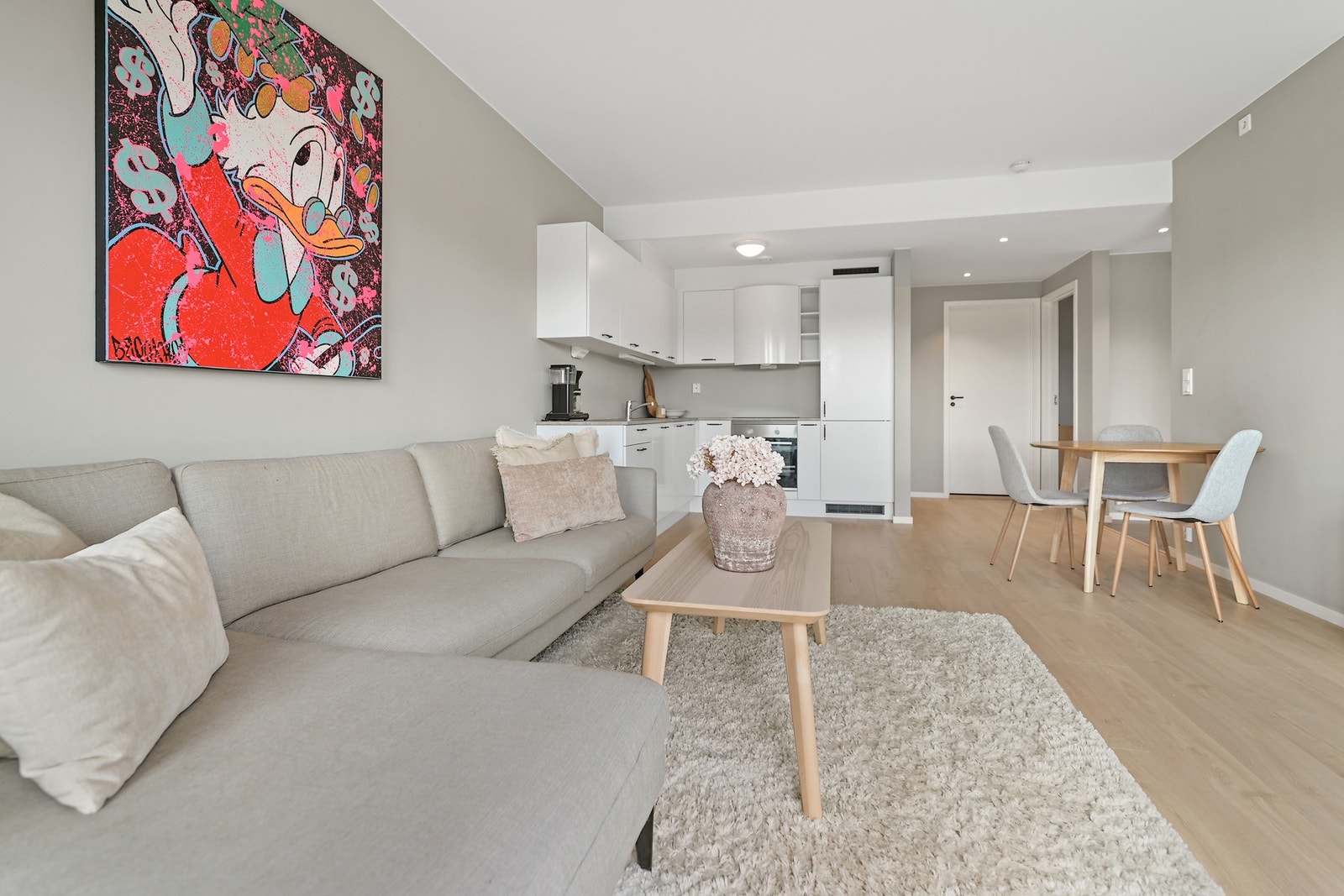 Åpen stue-/kjøkkenløsning med god plass til både sofagruppe og spisebord. Galleribilde