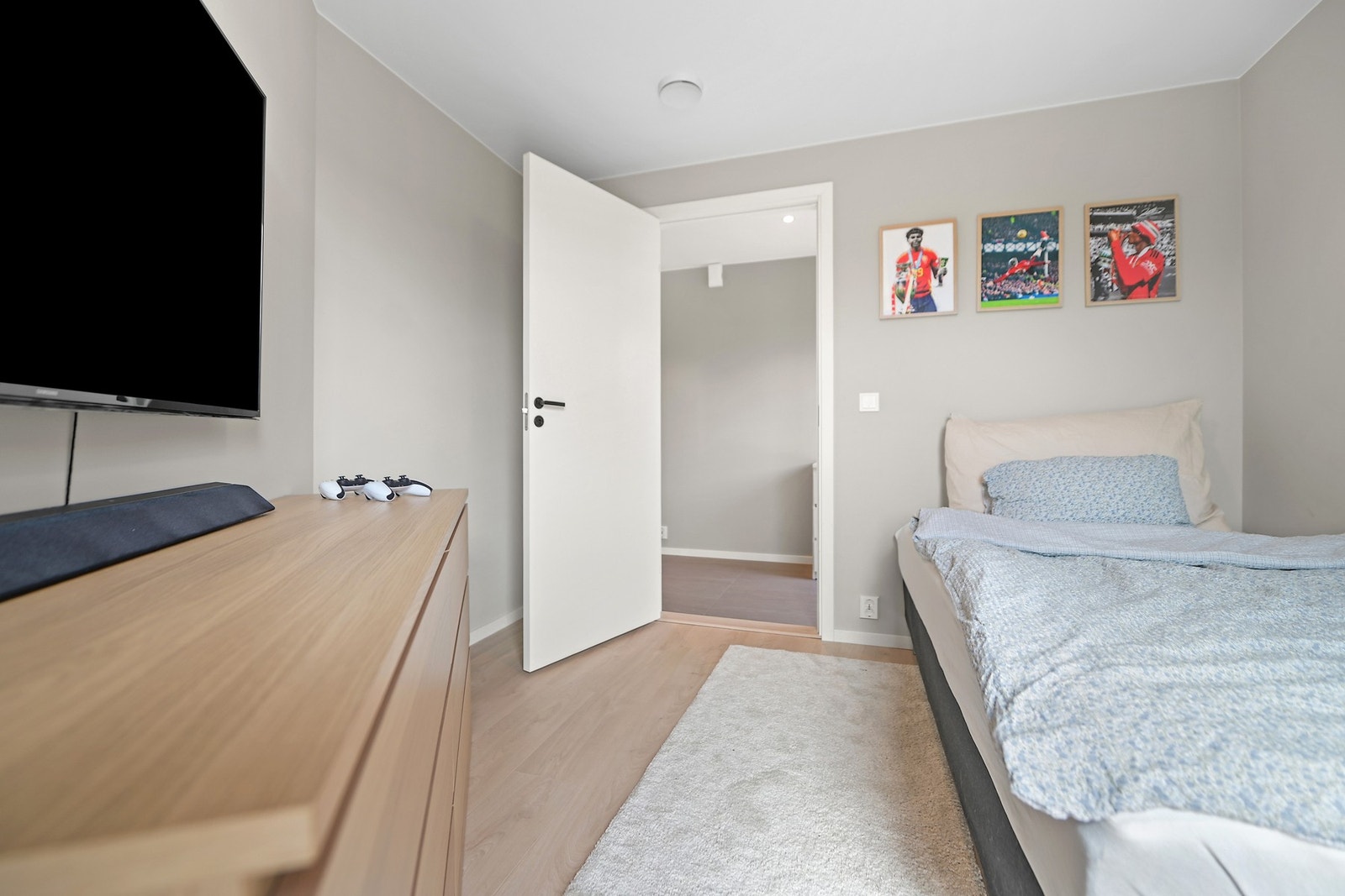 Begge soverommene har god planløsning med plass til skap og seng. Galleribilde