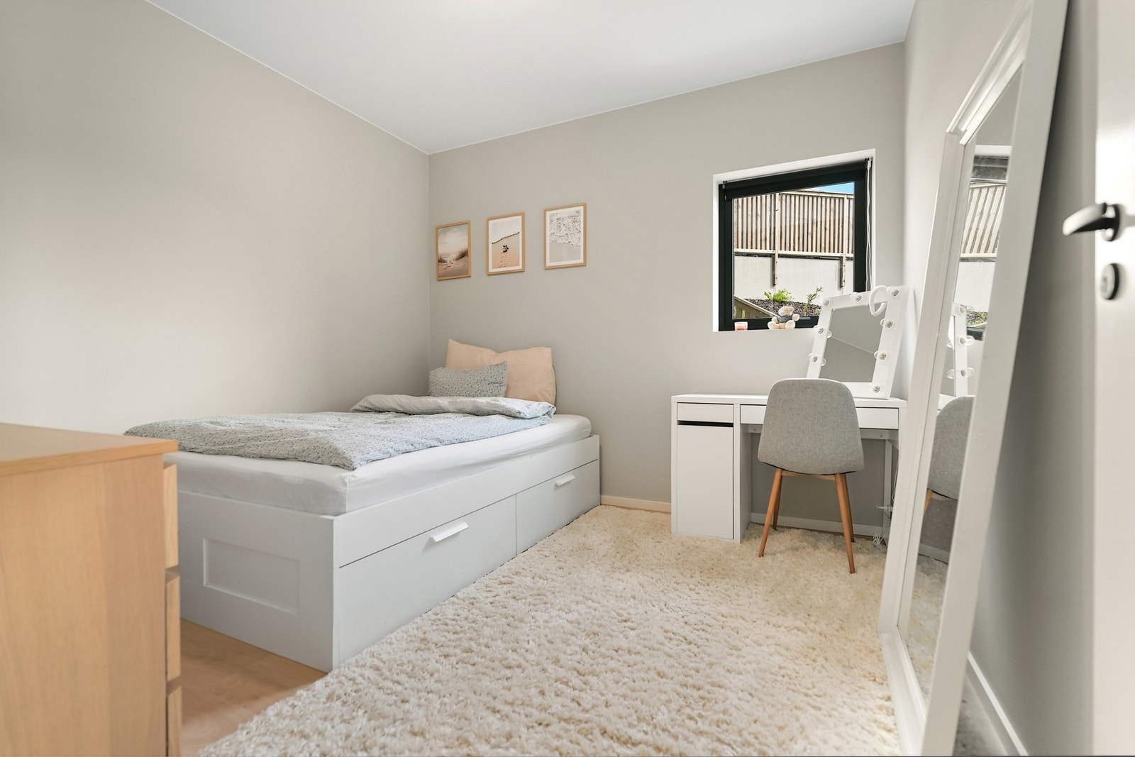 Hovedsoverom med god størrelse og plass til stor seng og garderobeløsning. Galleribilde