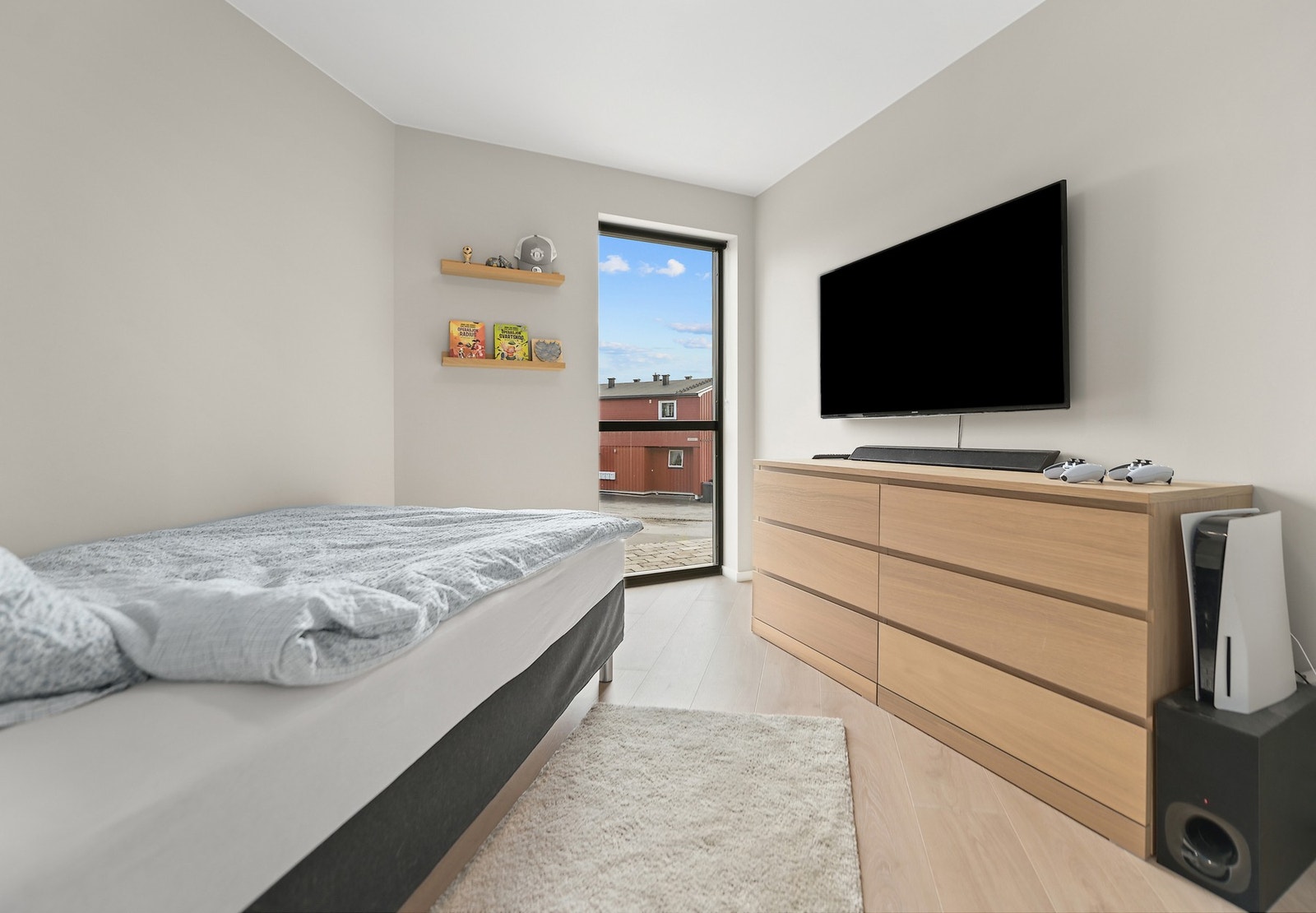 Soverom med lyse vegger og praktisk laminatgulv. Galleribilde