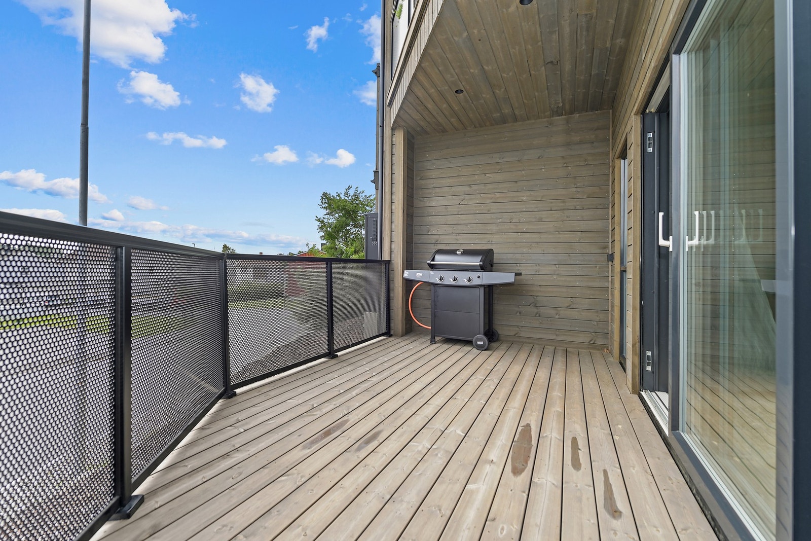 Verandaen fungerer som et ekstra oppholdsrom i sommerhalvåret. Galleribilde