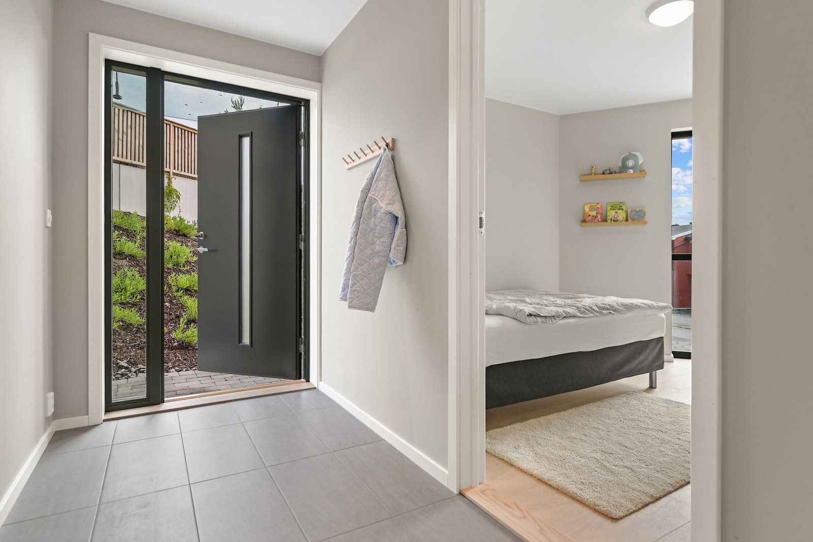 Åpen og lys entré med god tilknytning til alle rom. Galleribilde