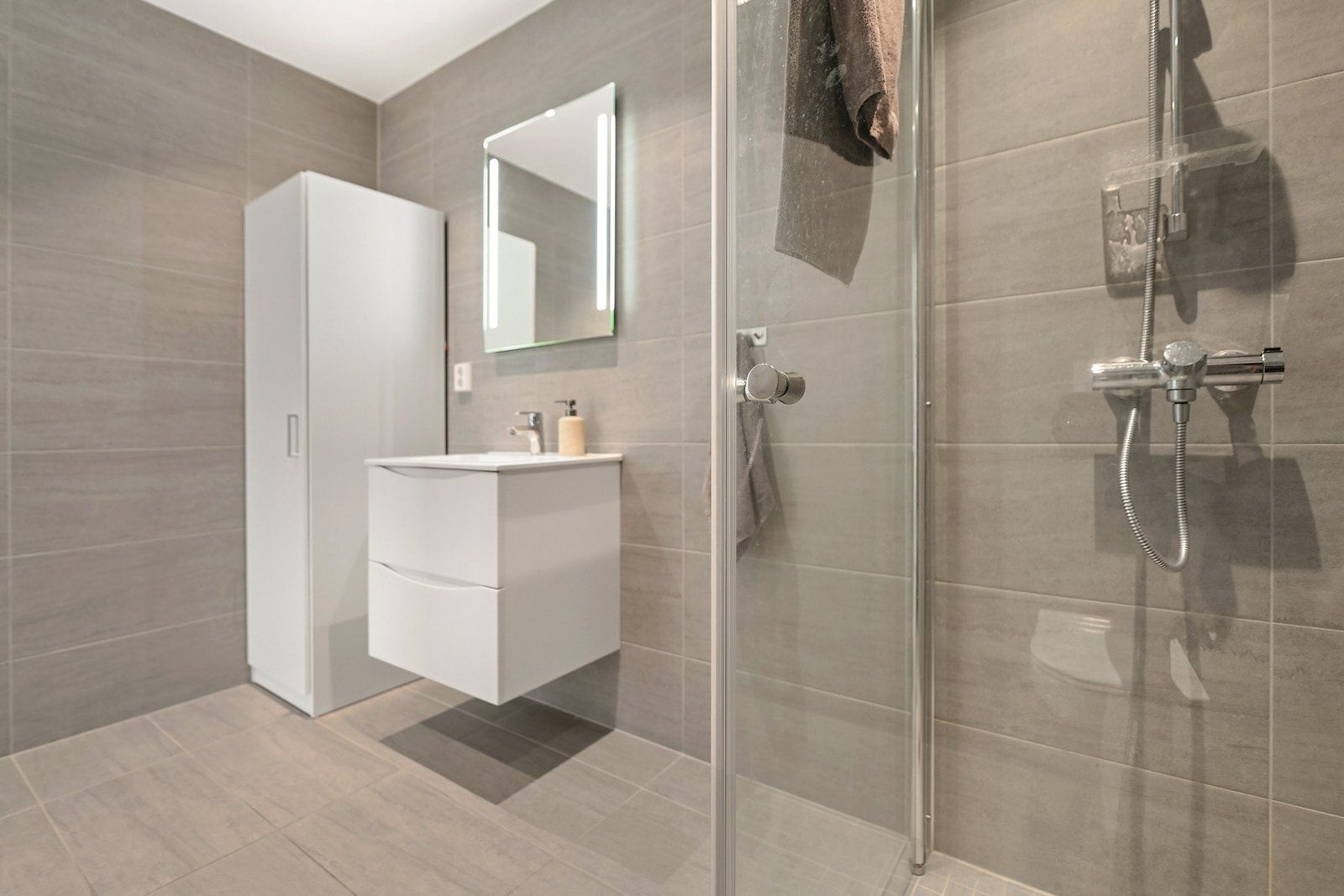 Det er vannbåren gulvvarme fra el-kassett. Galleribilde