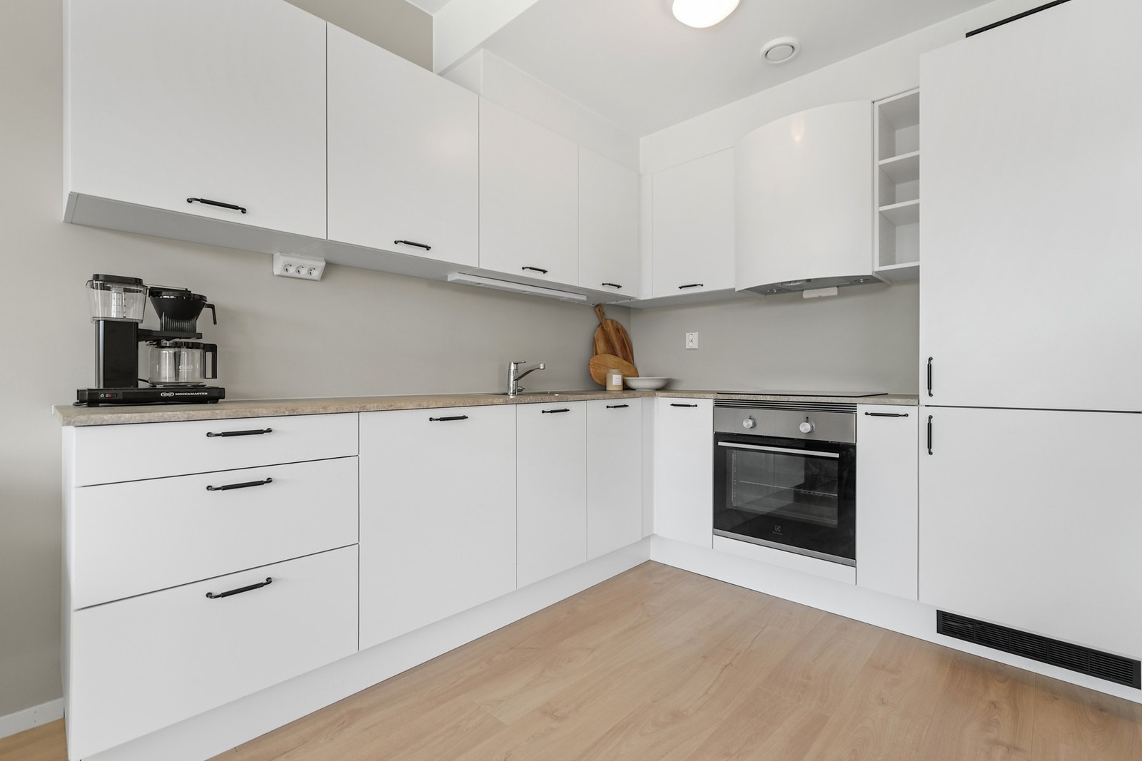 Stilrent kjøkken med integrerte hvitevarer og god skapplass. Galleribilde