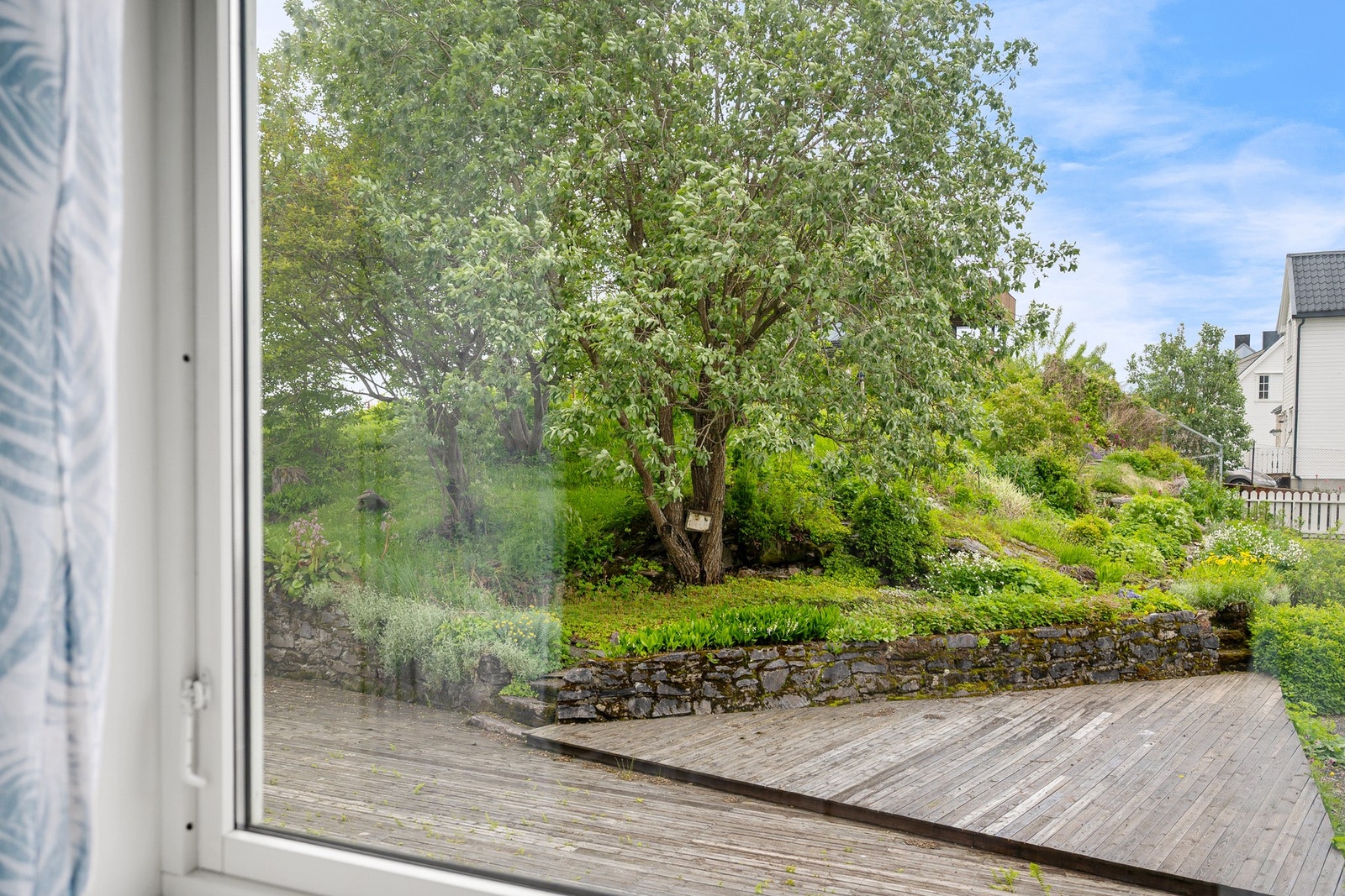 Vendt mot bakgården - stille og rolig Galleribilde