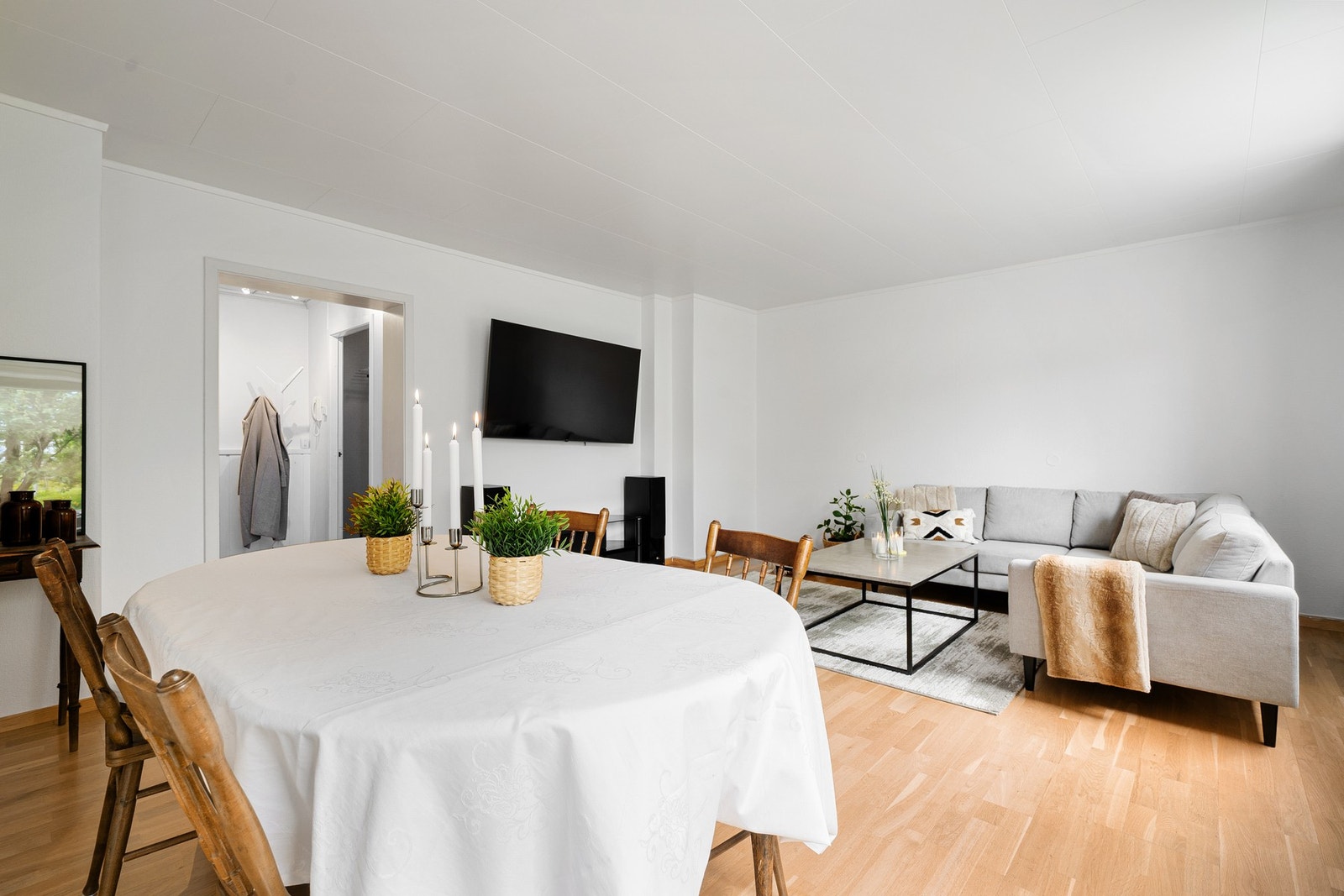 Romslig med plass til både tv-stue og spisestue Galleribilde
