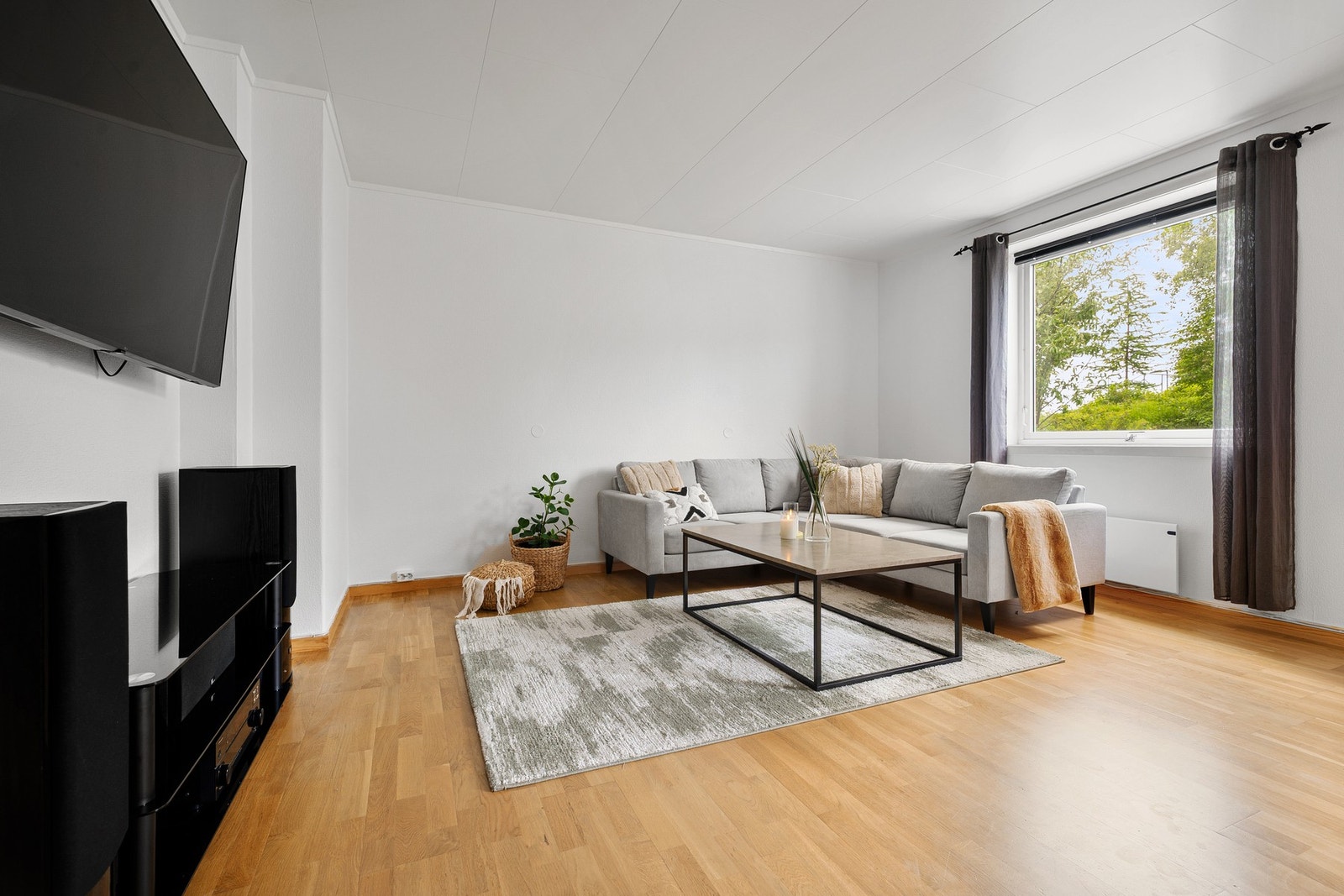 Leiligheten byr på lyse, tidløse overflater og parkettgulv Galleribilde