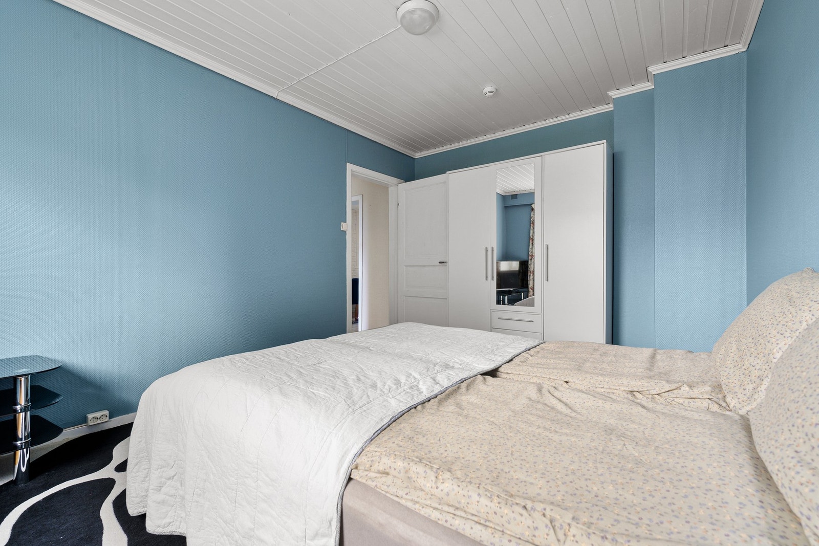 Rom av god størrelse med plass til stor seng og ønsket garderobeskap Galleribilde