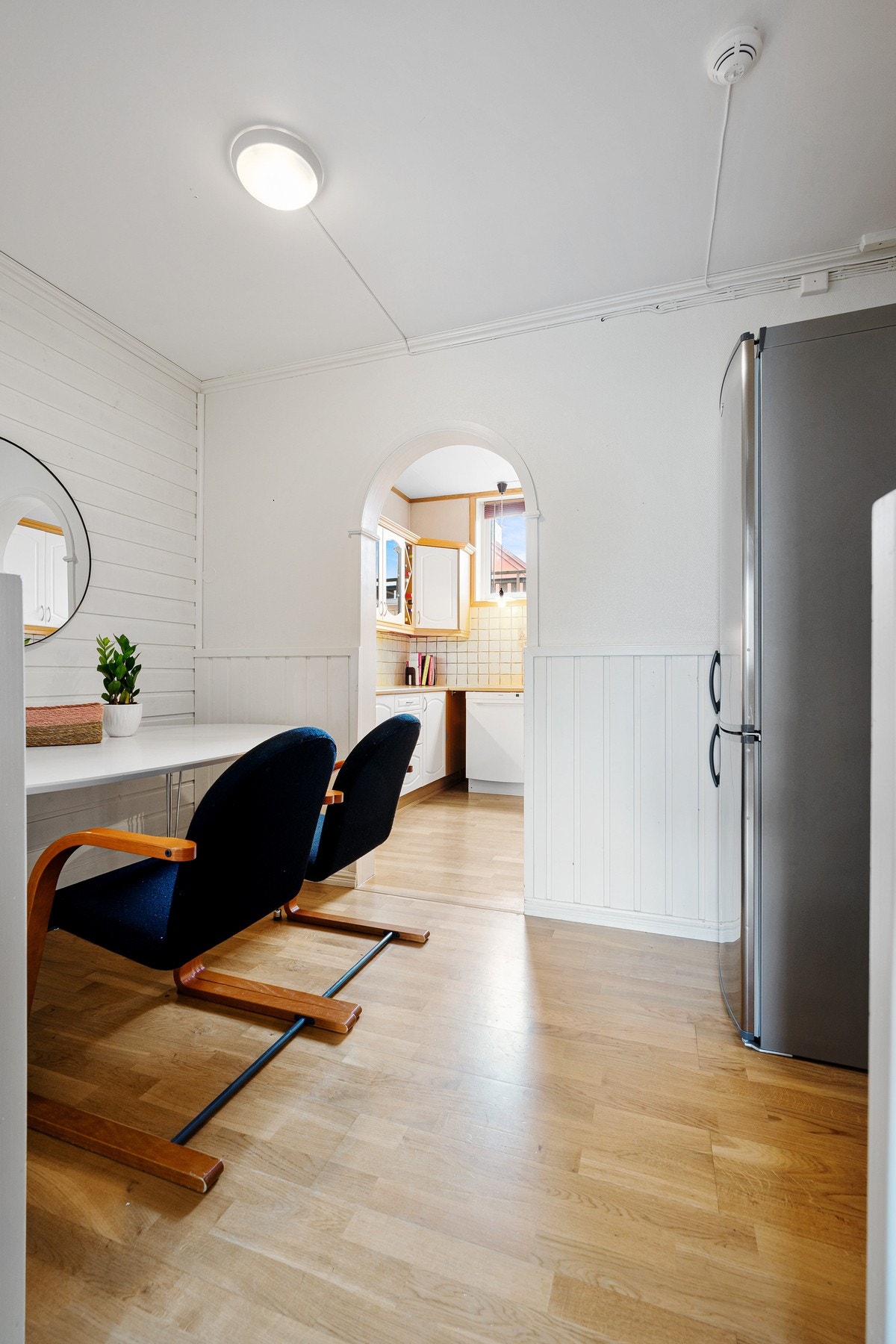 På vei inn til kjøkkenet er det også plass til et spisebord Galleribilde