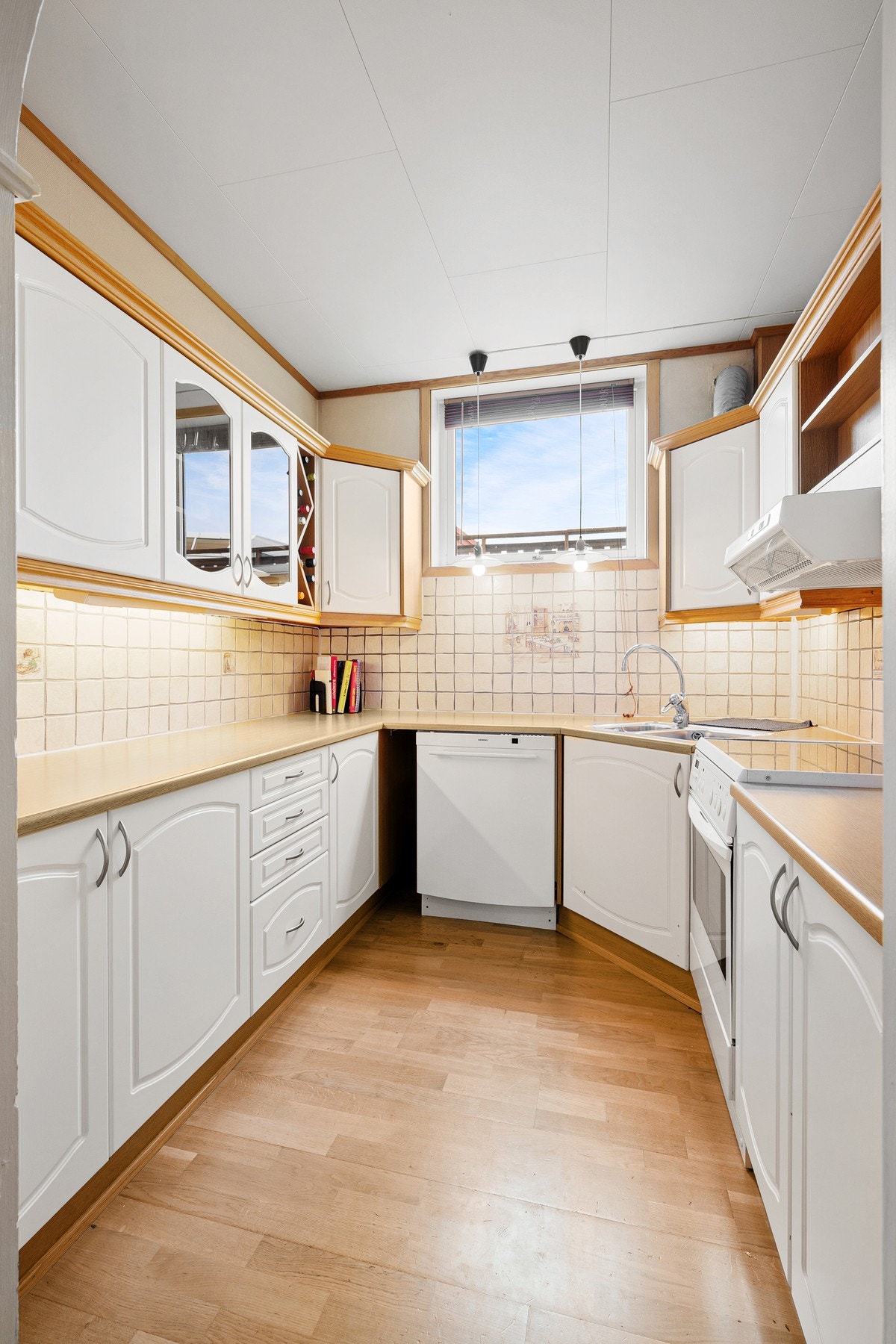 Klassisk kjøkkeninnredning med profilerte fronter Galleribilde