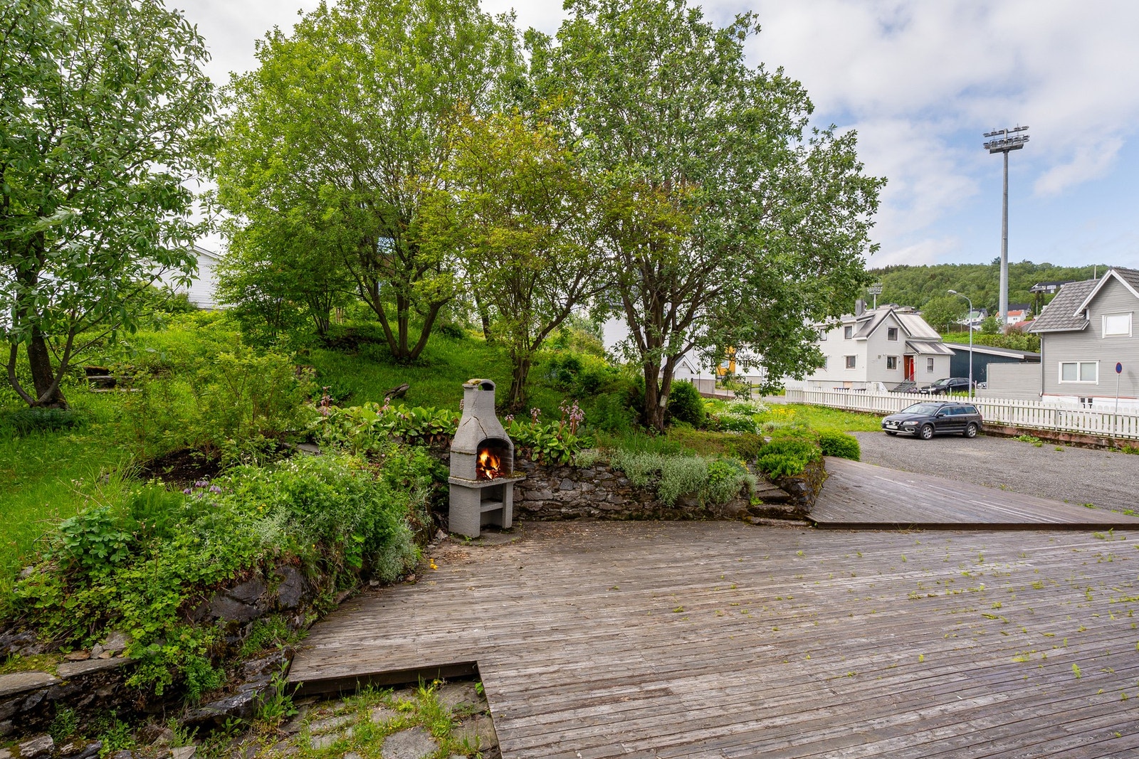 Borettslaget har fine uteområder med grillplass og velstelte grøntarealer Galleribilde