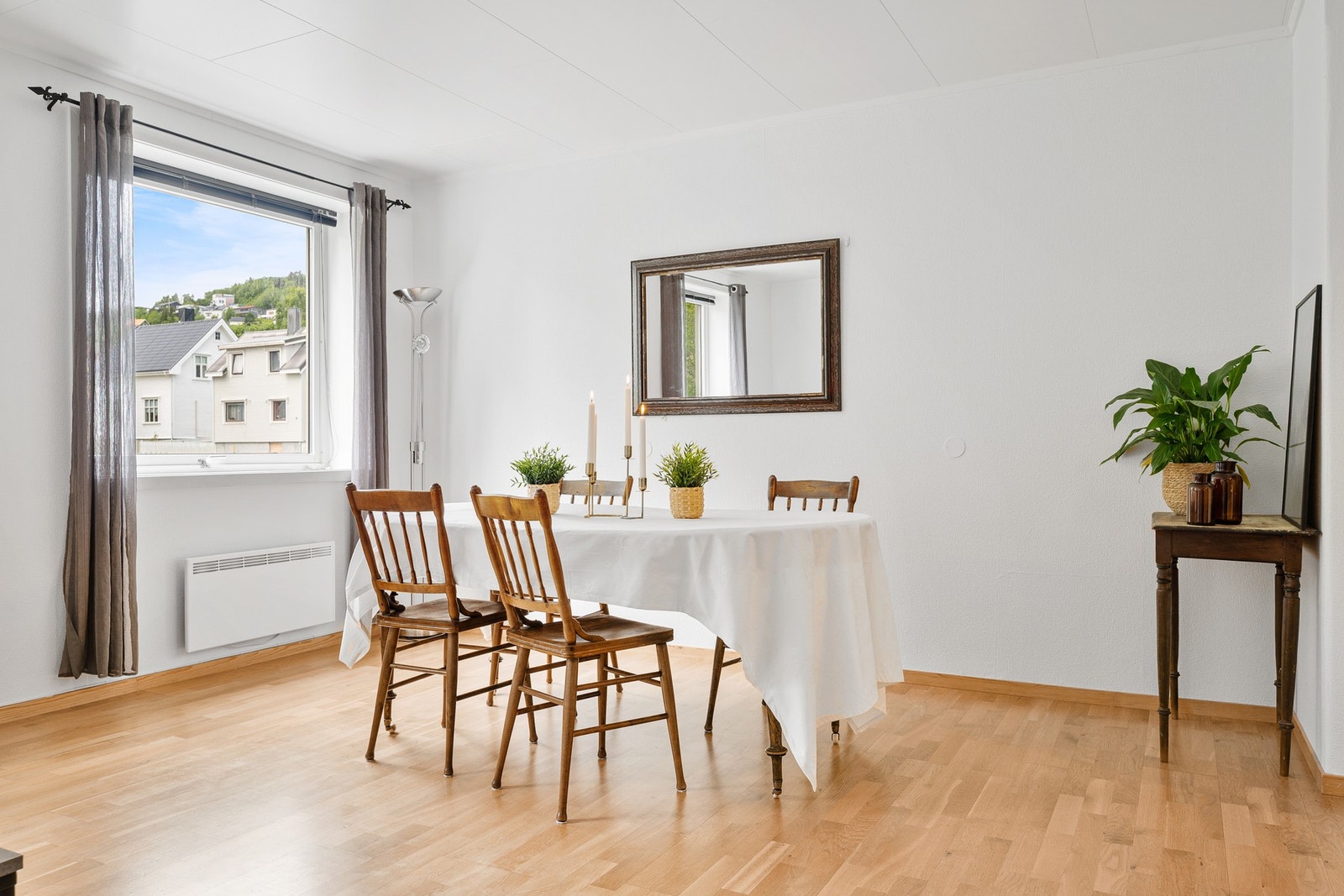 Sentrumsnær og velholdt 3-roms leilighet i St Elisabeth Borettslag i Harstad Galleribilde