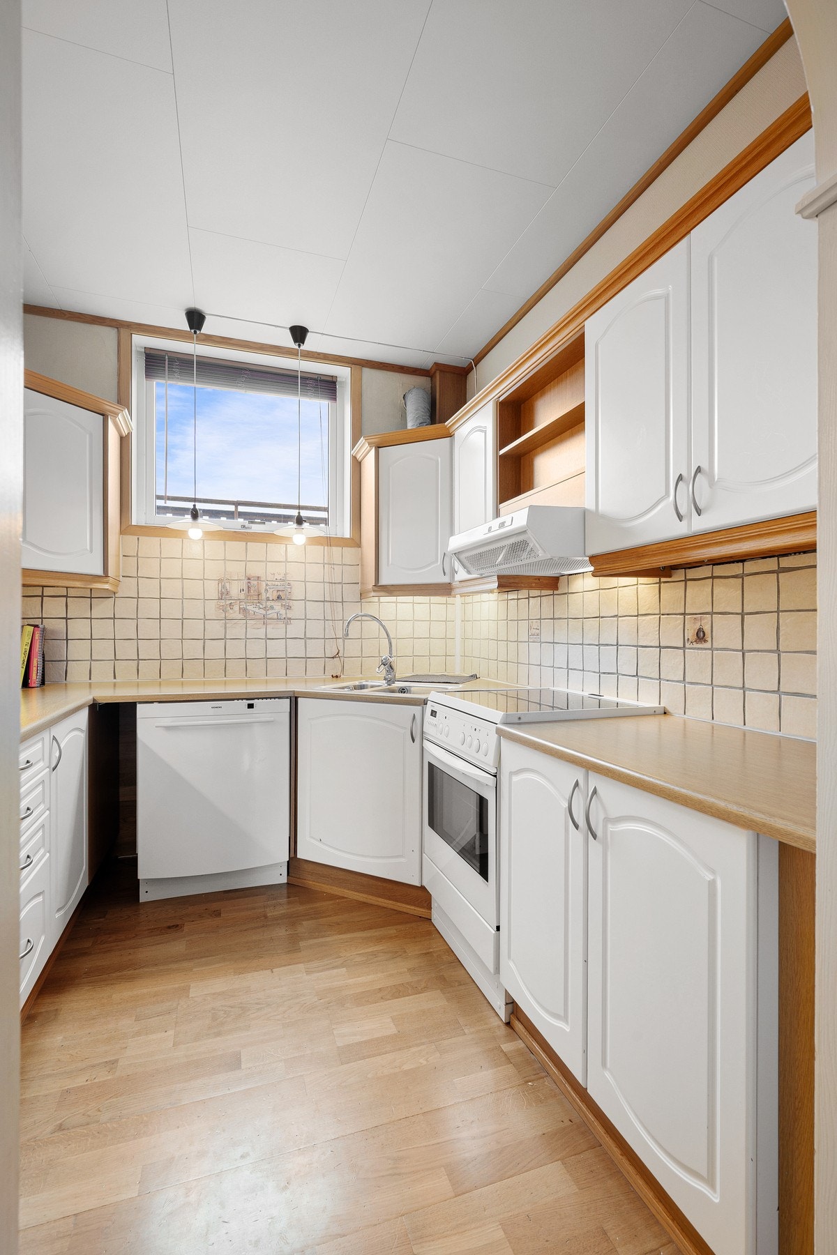 Kjøkkenet er romslig med god skap- og benkeplass Galleribilde