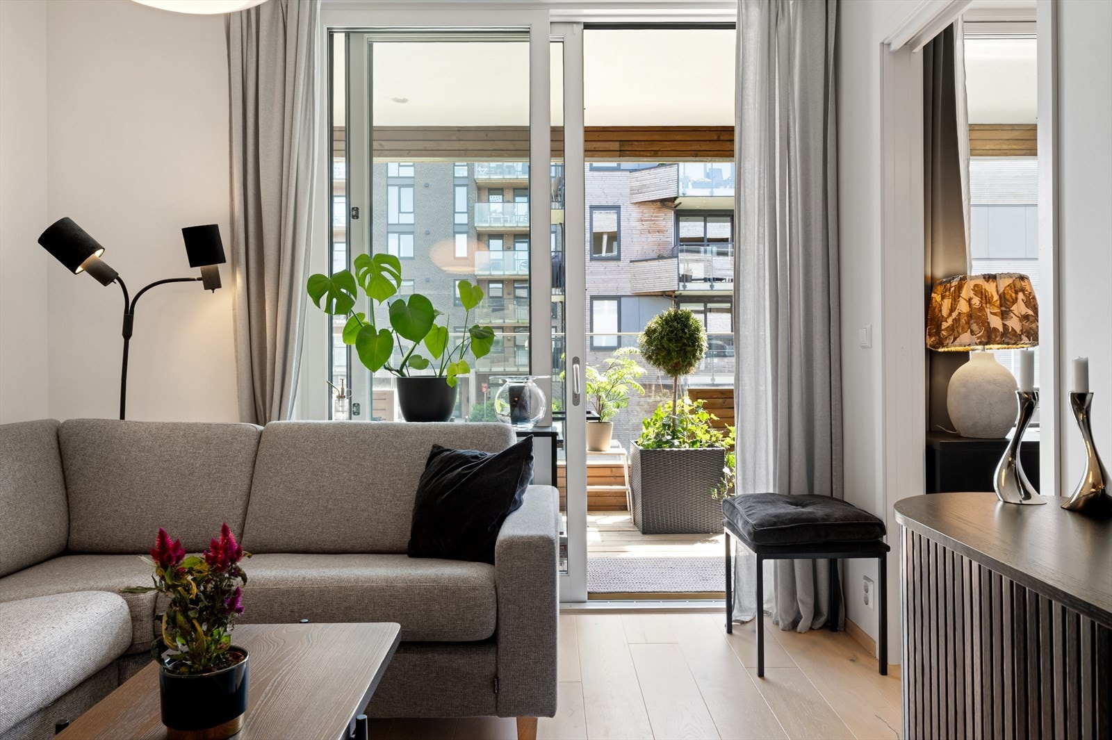 Fra stuen er det utgang til en stor og koselig balkong. Galleribilde