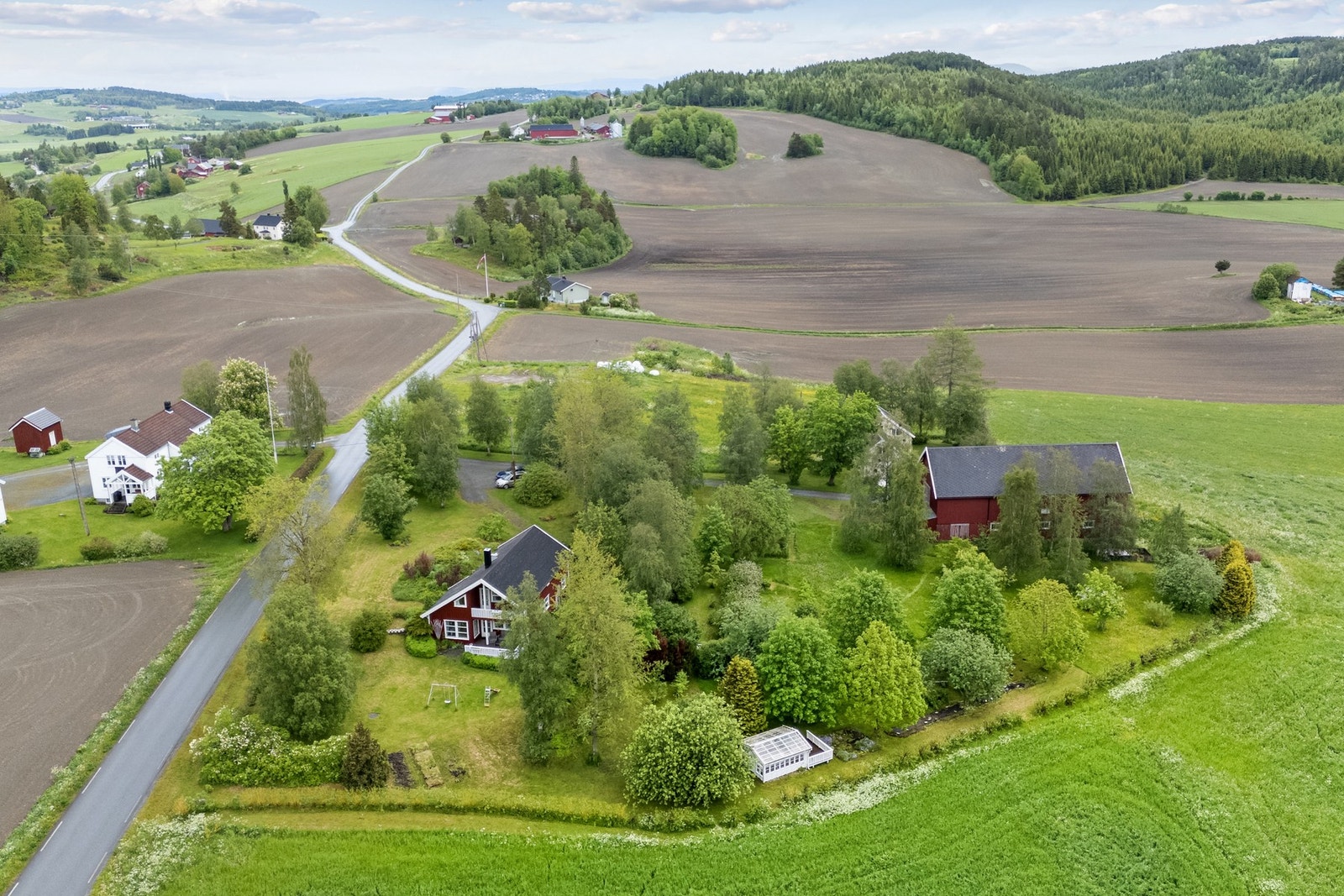 Stor hage/gårdstun i skjermede omgivelser Galleribilde