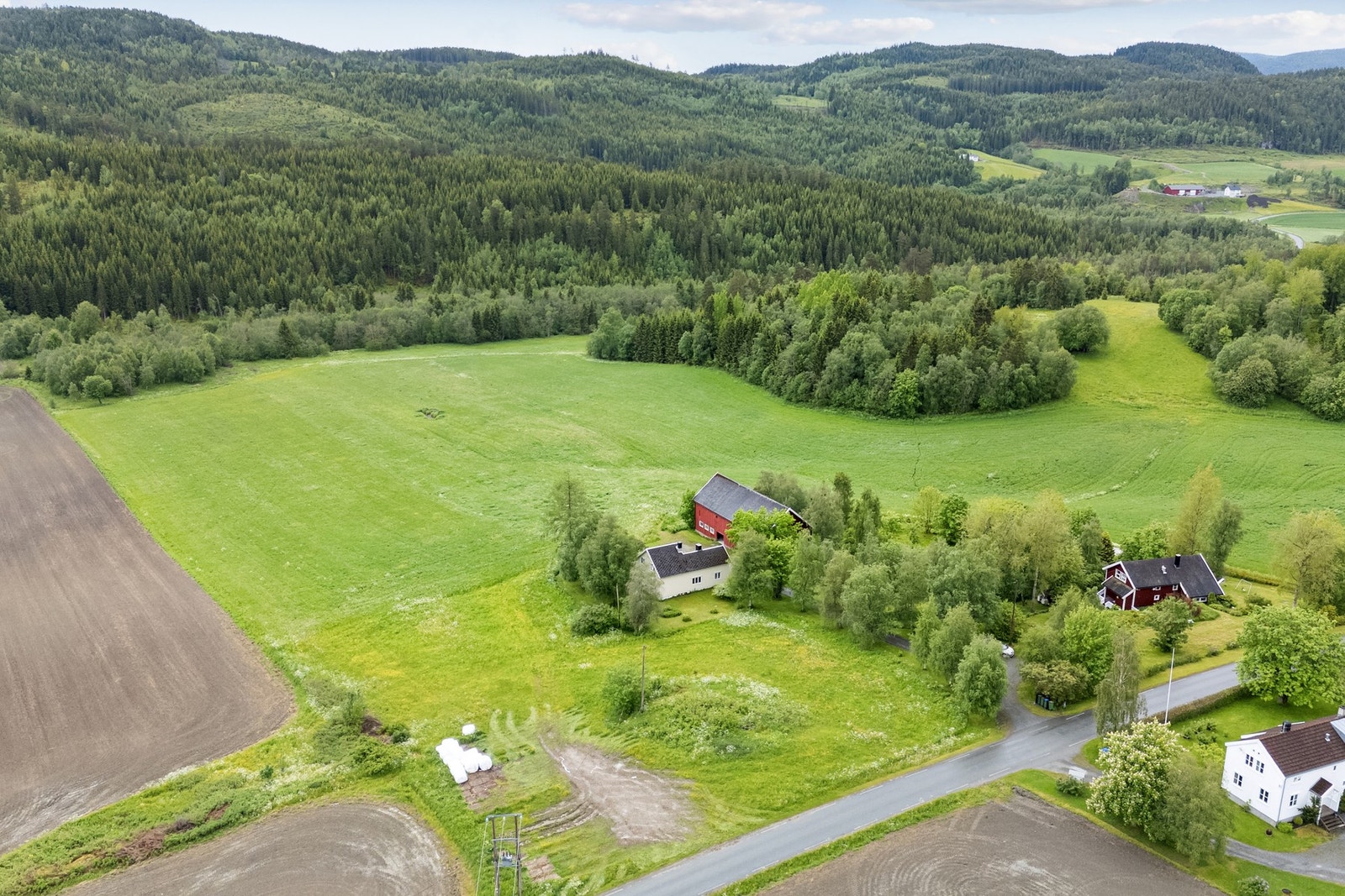 Eiendommen består av 183 da. tomt der 76. da er dyrket mark og 96 da er skog Galleribilde
