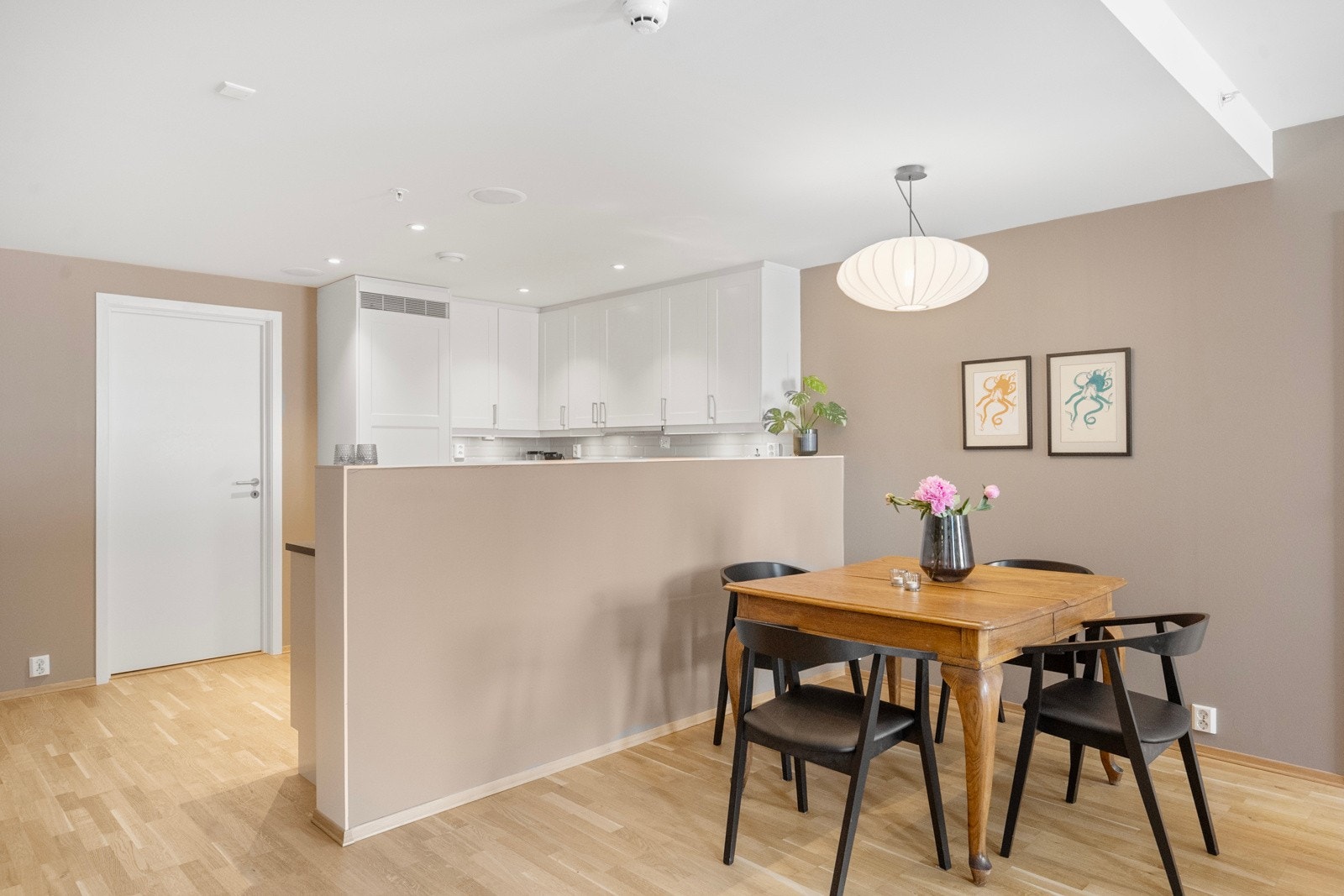 Plass til spisebord i tilknytning til kjøkkenet. Galleribilde