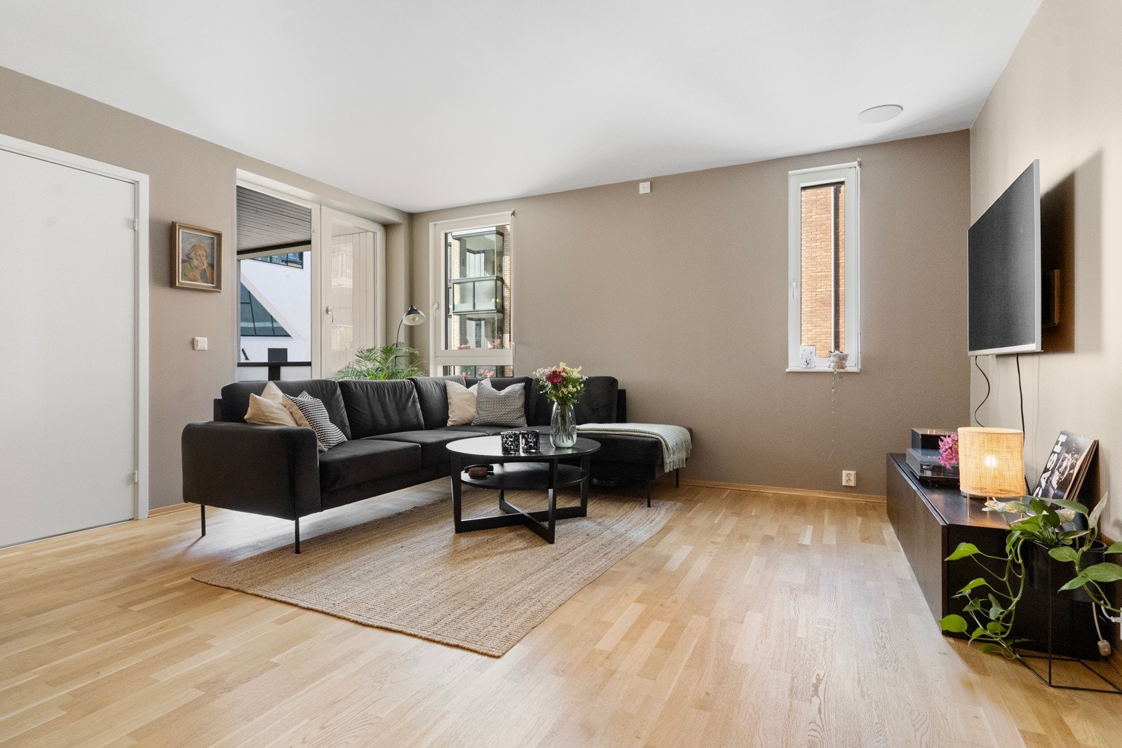 Her har vi for salg en lys og tiltalende 3-roms leilighet i et attraktivt boligkompleks fra 2017. Galleribilde