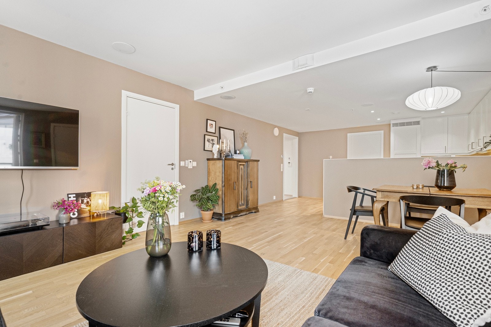 Innvendige overflater har gjennomgående moderne preg. Galleribilde