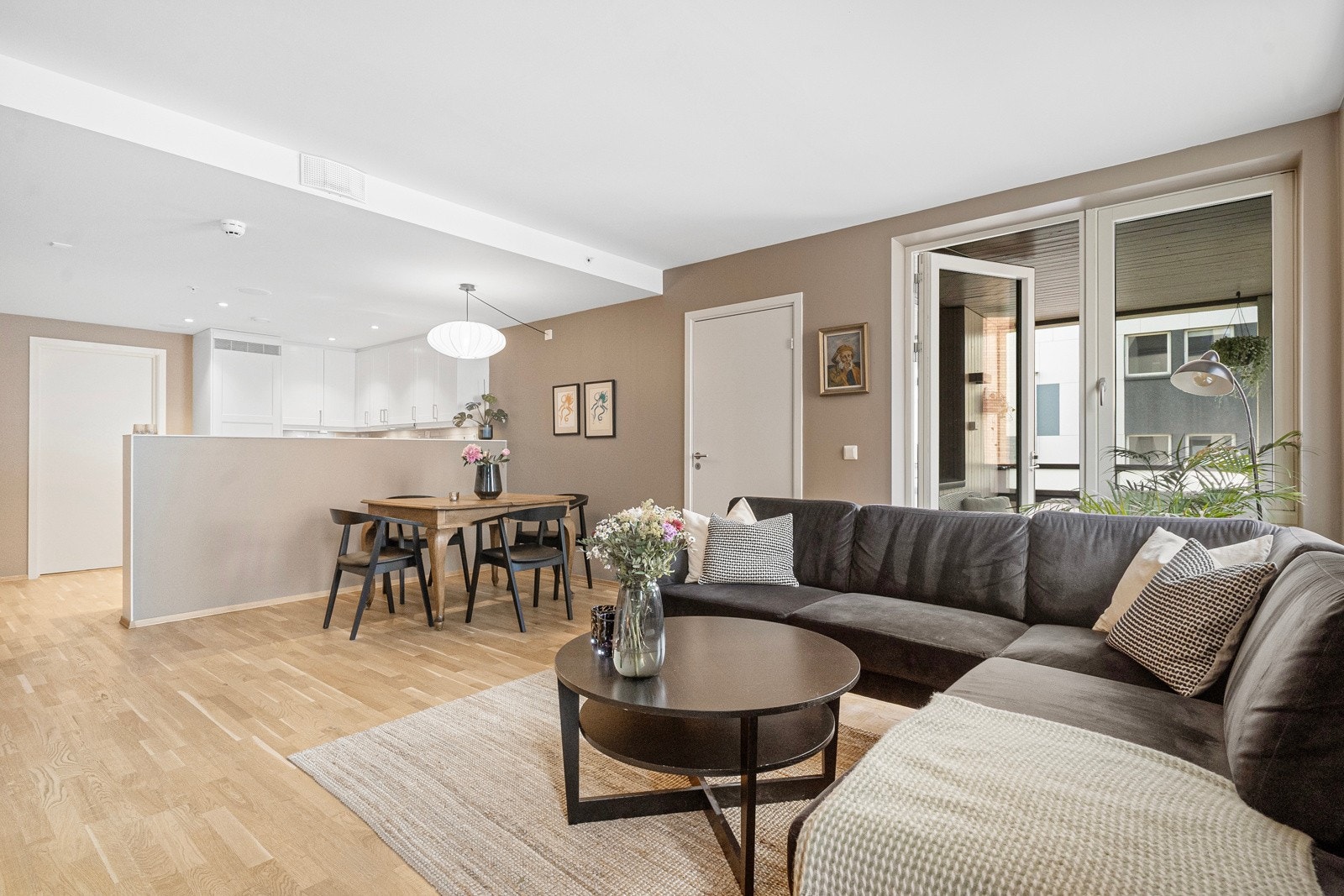 Stuen har god plass til sofa- og tv-møblement. Galleribilde