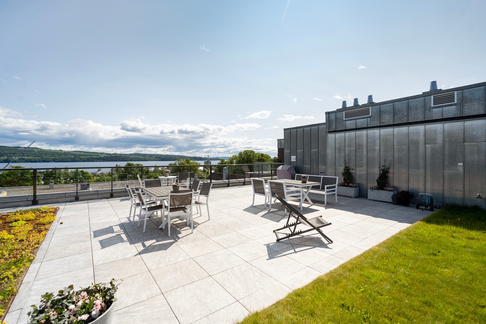 Felles takterrasse for sameiet - perfekt for sosiale sammenkomster. Galleribilde