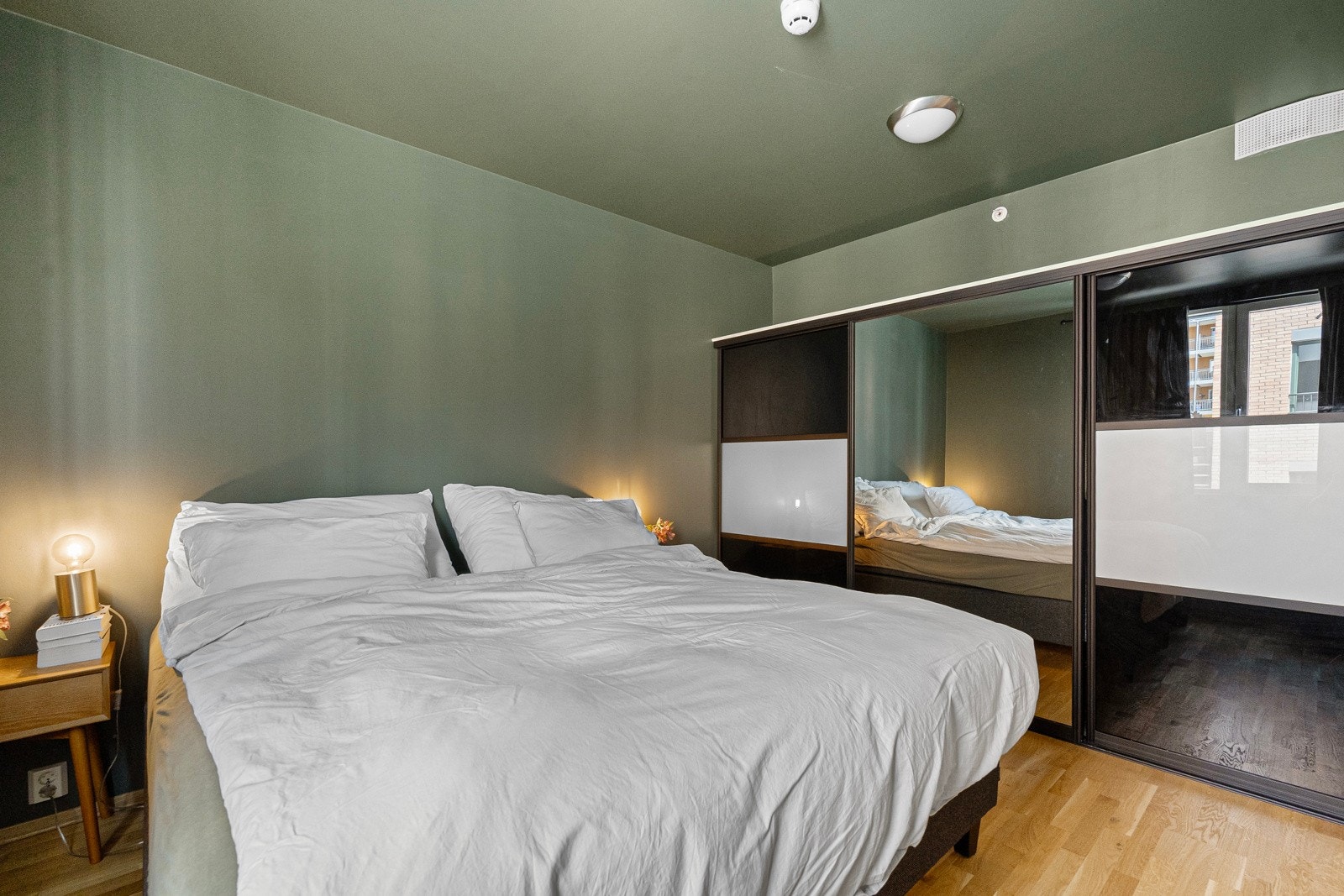 Hovedsoverom med god plass til dobbeltseng, samt garderobeskap. Galleribilde