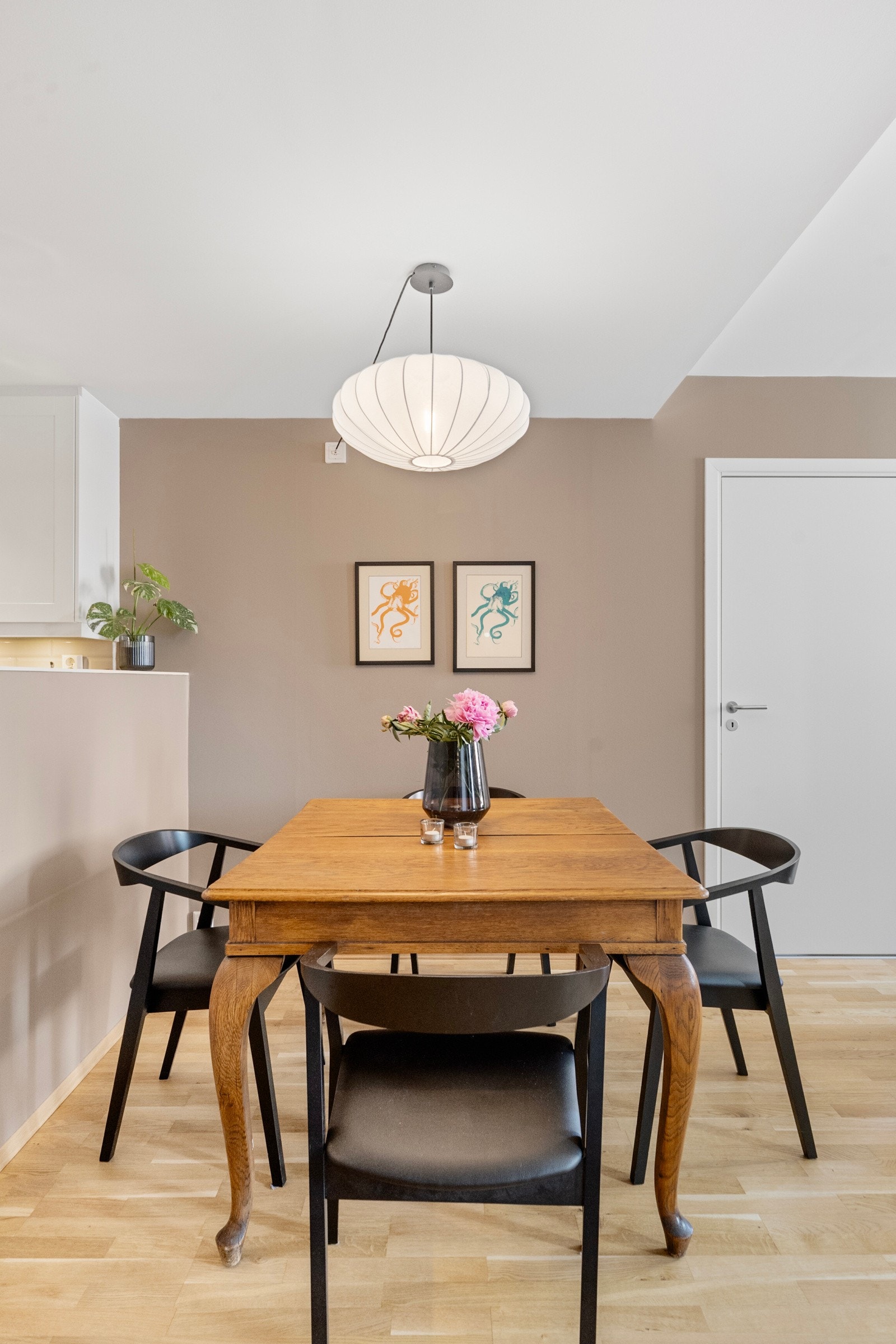 Her kan du samle venner og familie til et hyggelig måltid. Galleribilde