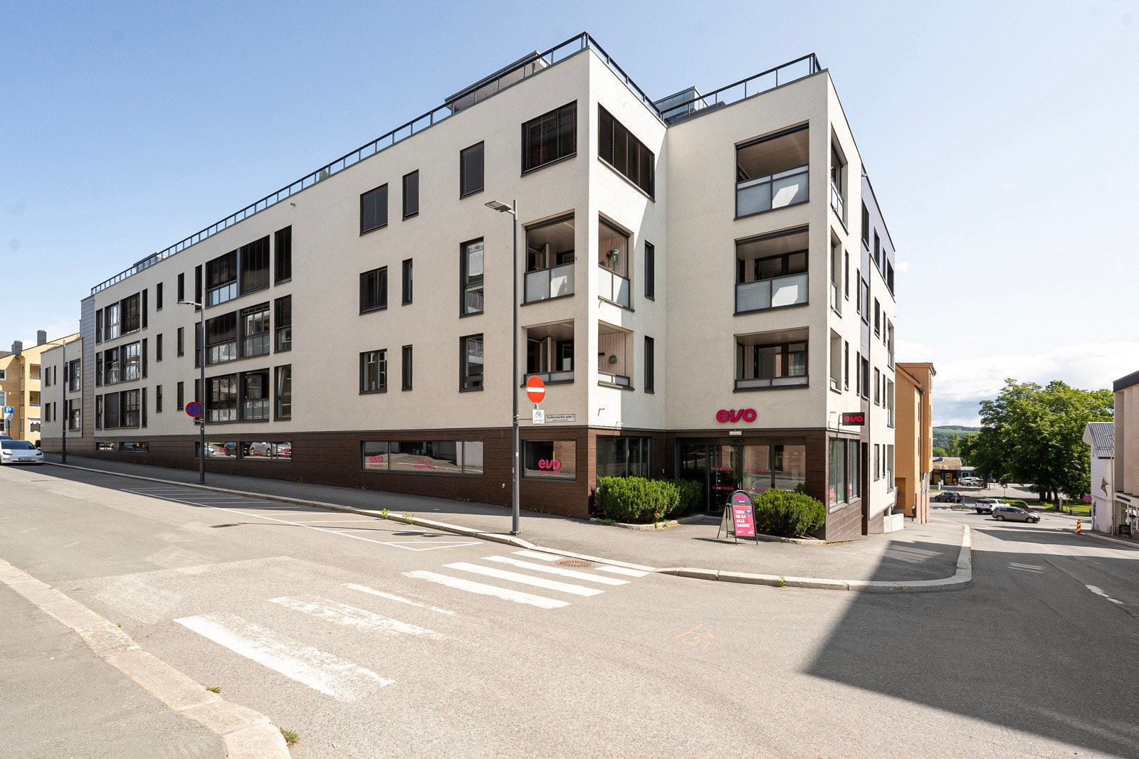 Her bor du bokstavelig talt midt i byen, med kort vei til alt du trenger i hverdagen. Galleribilde