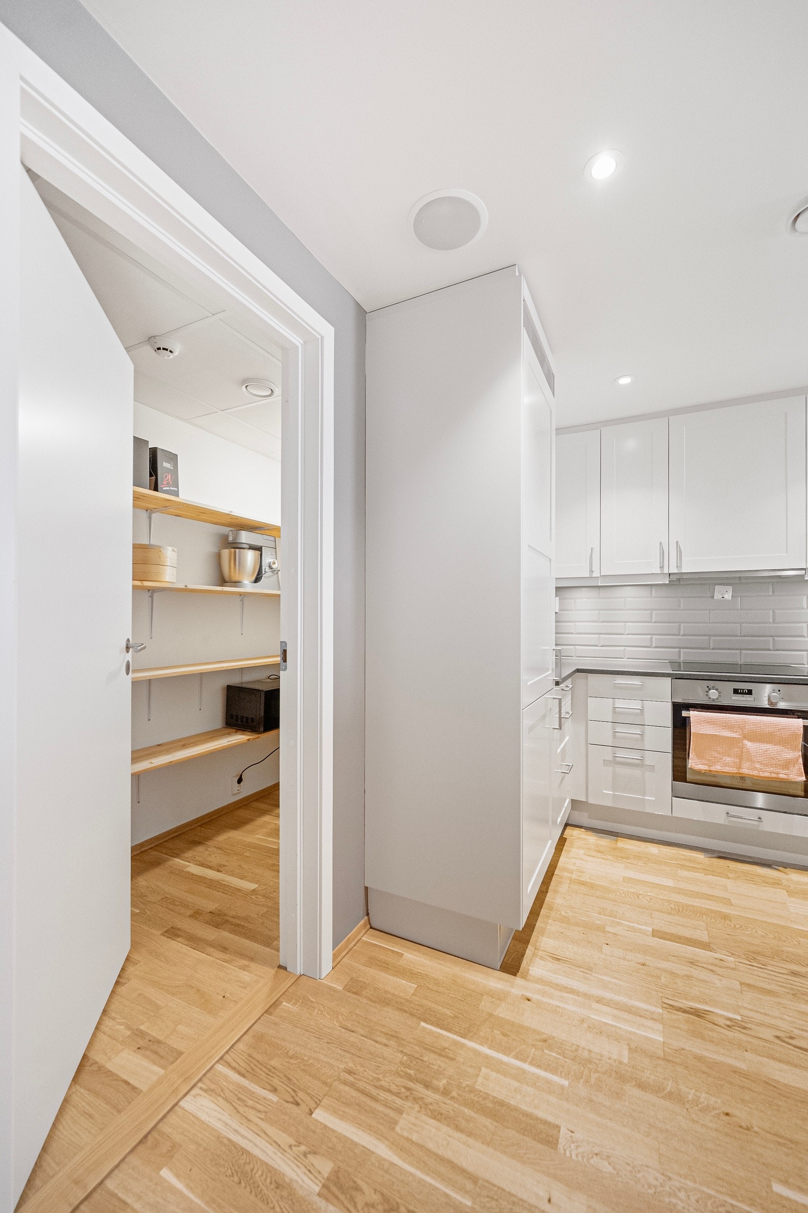 Tilgang til praktisk bod fra kjøkkenet. Galleribilde