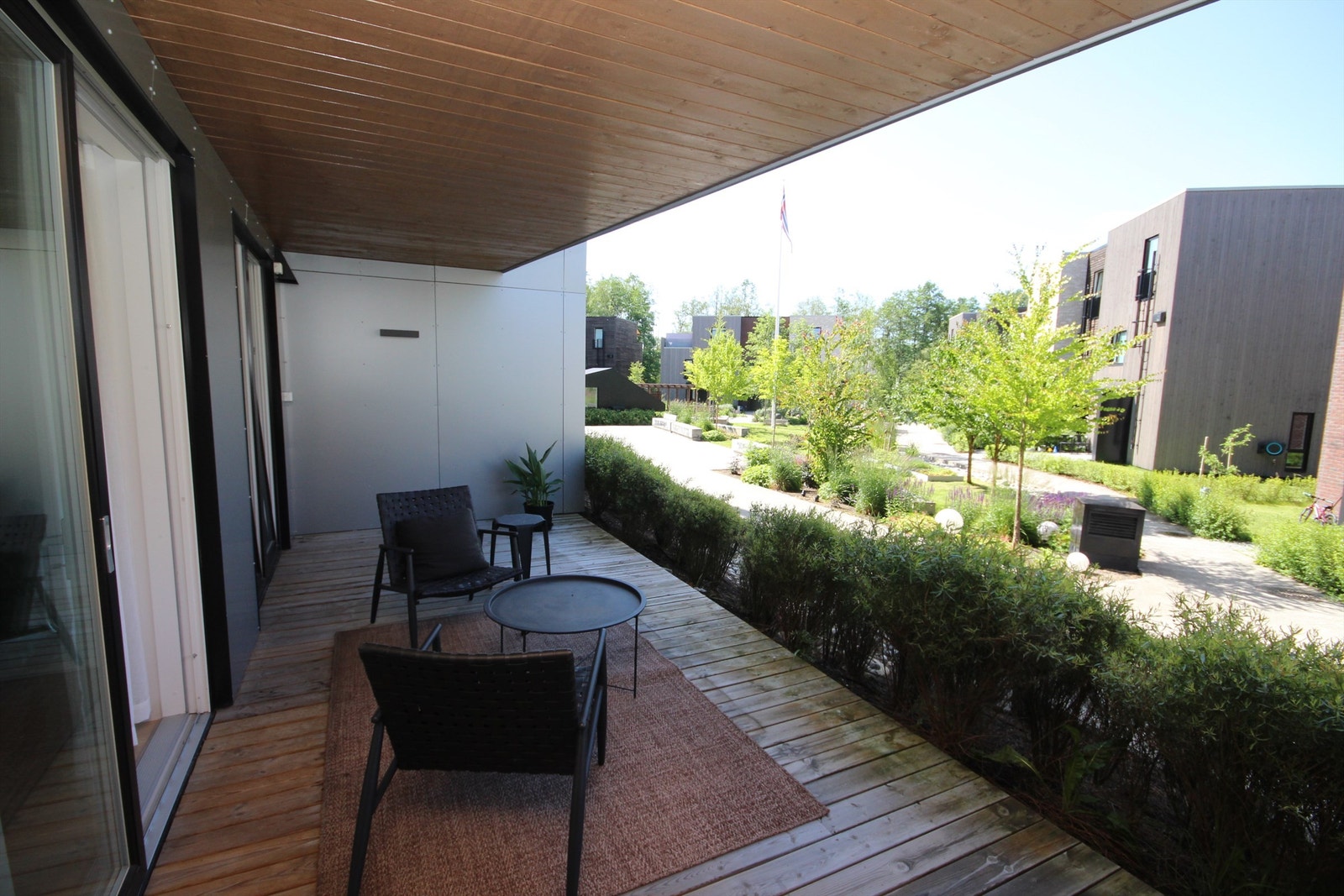 Stor sydvendt markterrasse Galleribilde