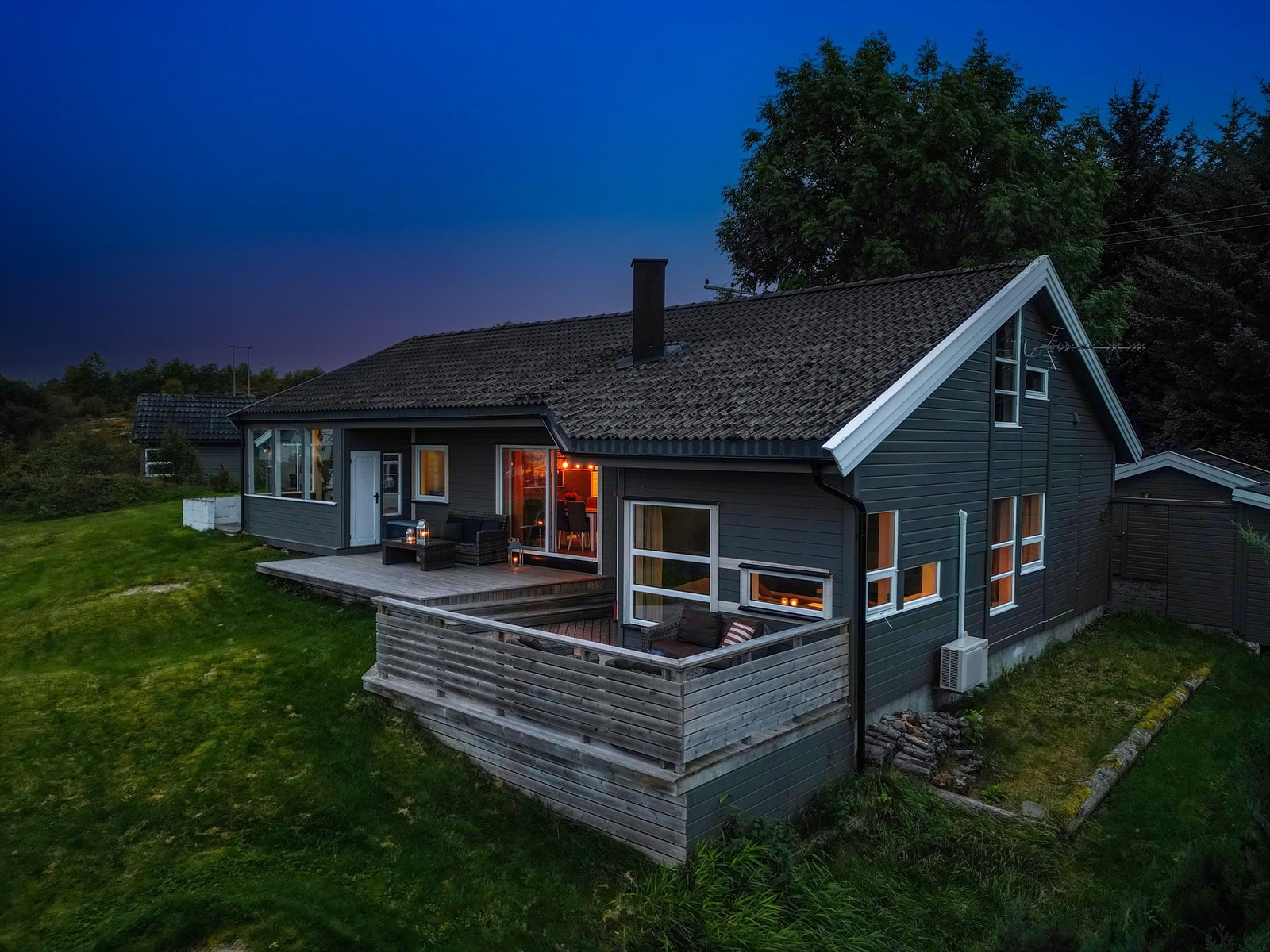 Av dagligvarebutikker ligger Joker Knarrlagsund ca. 10 minutter unna med bil, og på Hjorten Kjøpesenter finner du Coop Extra Hitra ca. 10 minutter unna med bil. Galleribilde
