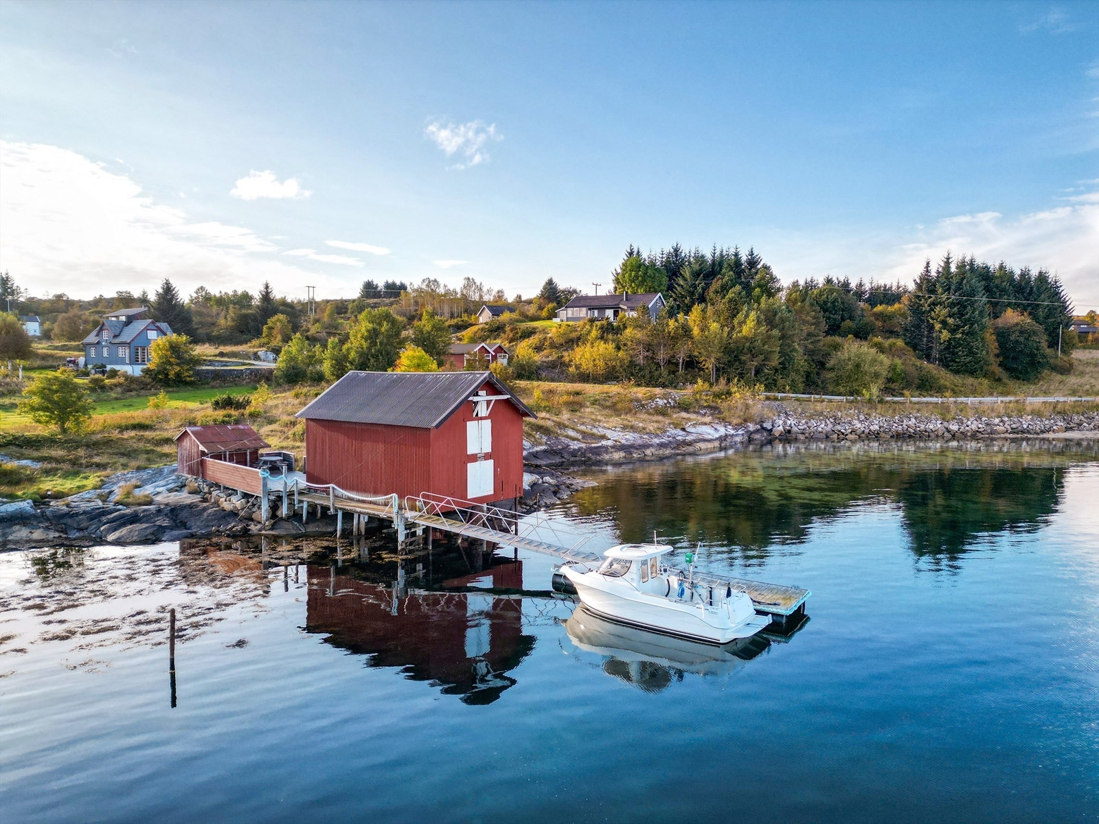Det er etablert en flytebrygge i forbindelse med naustet som lett kan nås en liten spasertur fra boligen. Tomten er rammet inn, og må betegnes som omtrentlig. Galleribilde