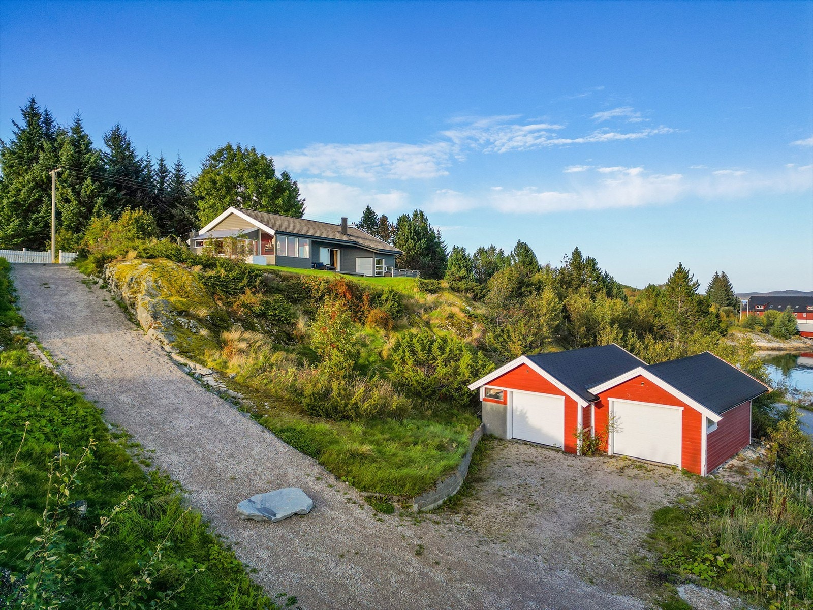Man har også en praktisk dobbel garasje og flere biloppstillingsplasser på tomten. Galleribilde