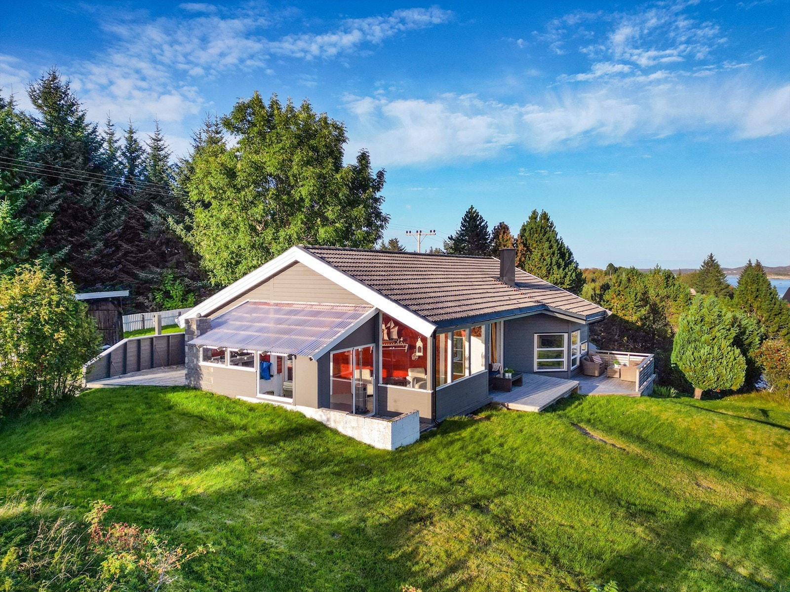 Eiendommen ligger på et lite høydedrag for seg selv med lite innsyn og fantastisk utsikt. Galleribilde