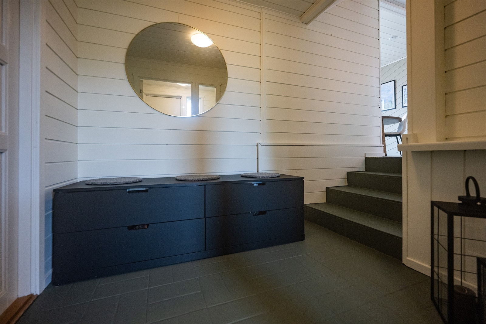 Velkommen inn! Entrèen er på 3 kvm., mens hallområdet utgjør ca 4 kvm Galleribilde