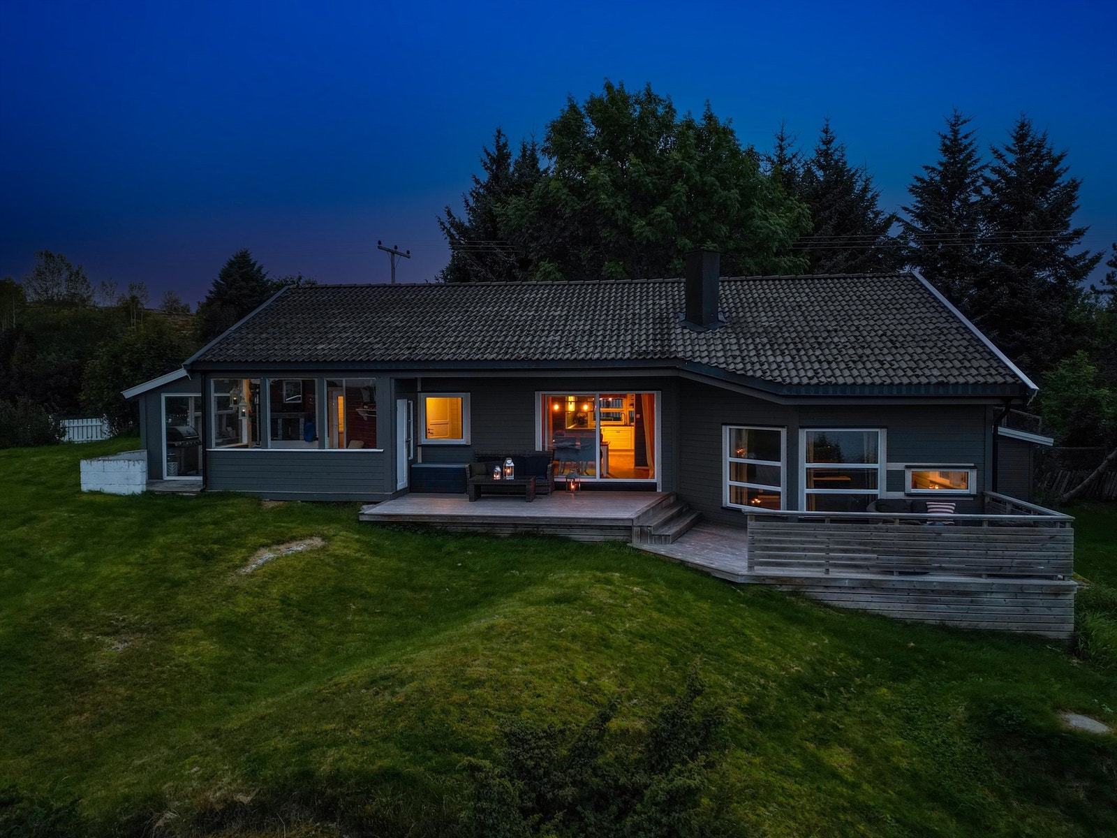 Her har du flere servicefasiliteter som blant annet Vinmonopolet, Vitus Apotek, Hjorten frisør og Cubus. Galleribilde