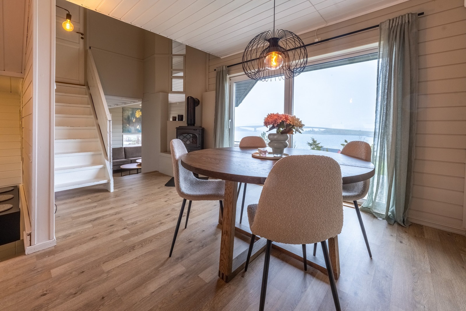 Boligen varmes opp av elektrisitet, varmepumpe og peisovn, noe som sørger for en behagelig innetemperatur året rundt. Galleribilde