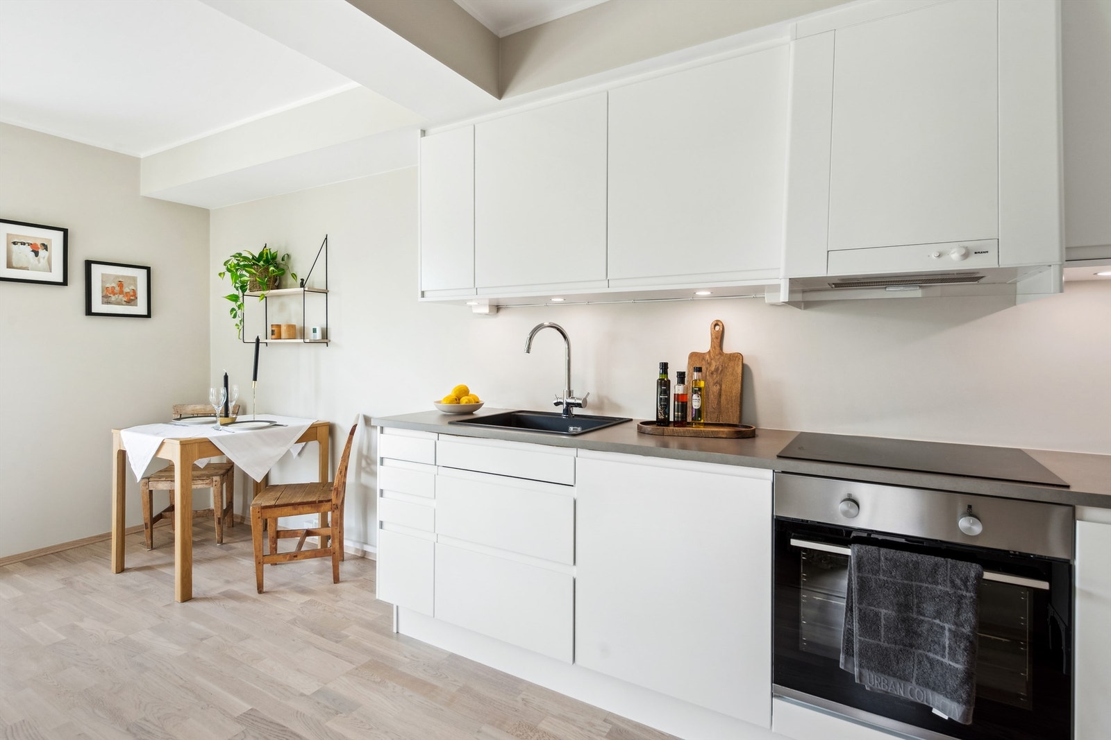 Spiseplassen har en naturlig tilknytning til kjøkkenet. Galleribilde