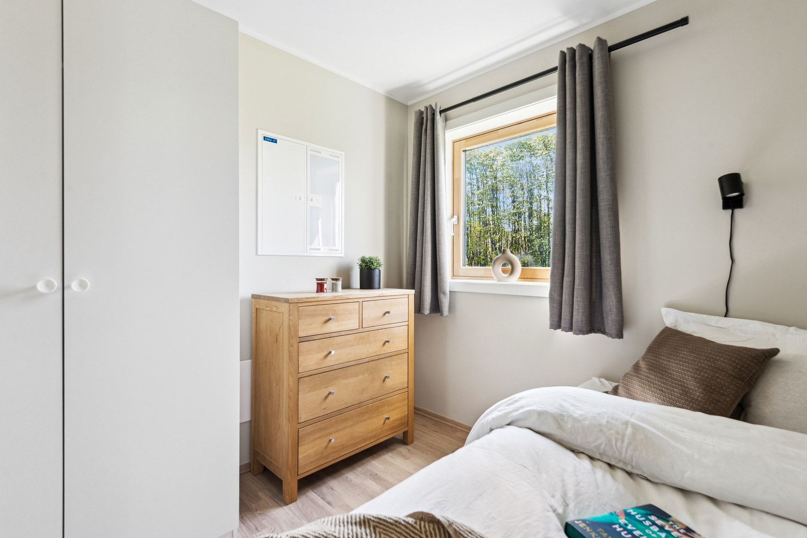 Her kan du ha garderobeskap og kommode. Her kan du også ha kontorplass eller studieplass. Galleribilde