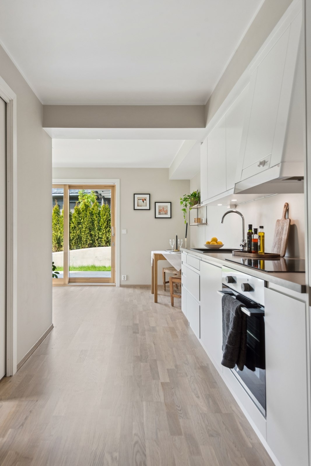 Delikat lys bolig med parkettgulv og malte gipsvegger. Galleribilde