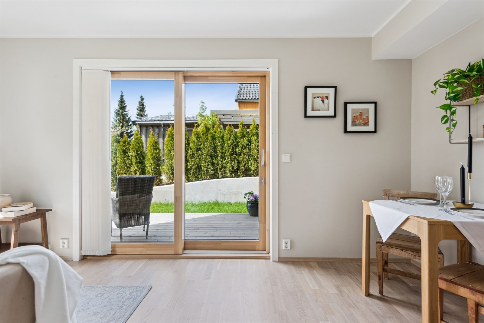 Fra stuen er det adkomst ut til terrasse og hage. Galleribilde